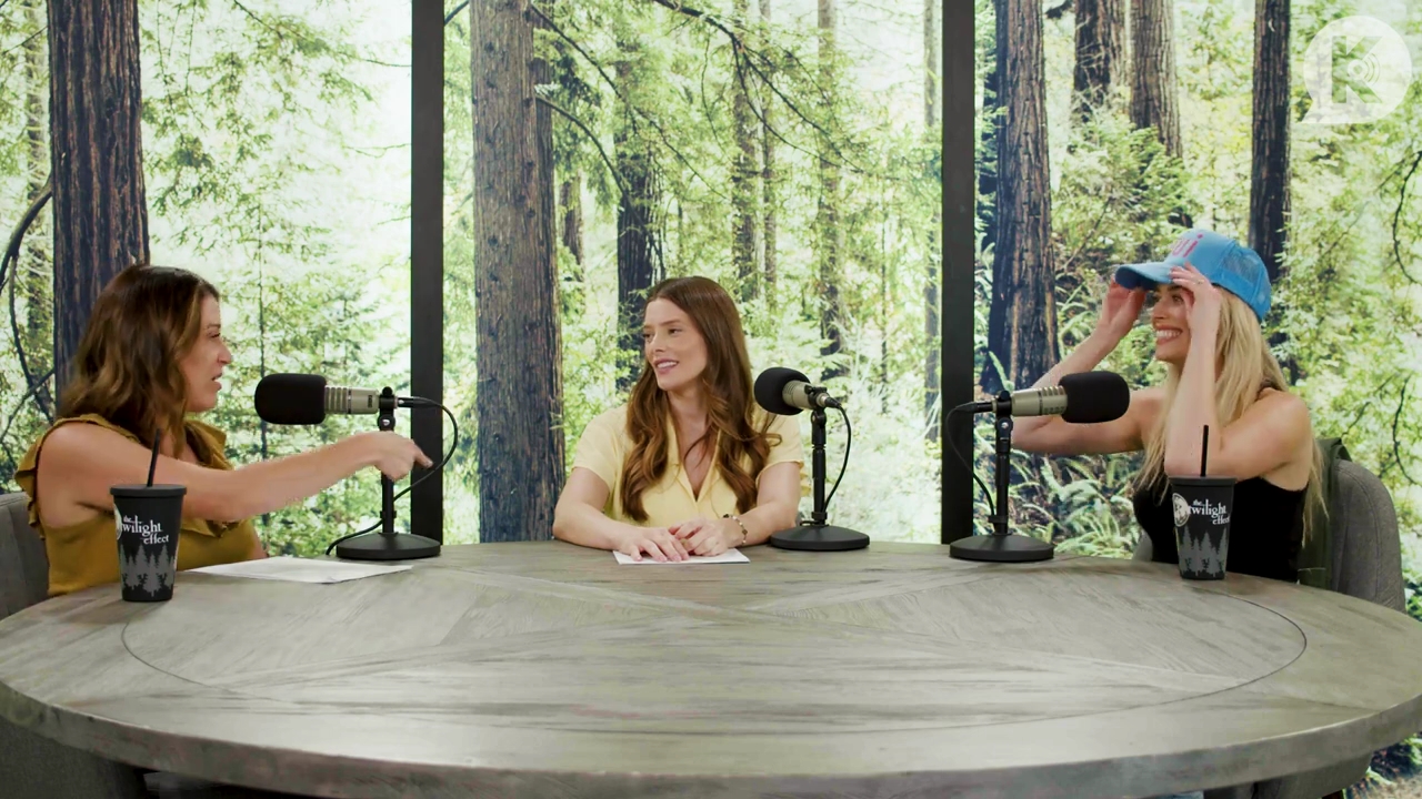 Ashley-Greene-dot-nl_TheTwilightEffect-BreakingDawnPart1RewatchPart1of3-1416.jpg