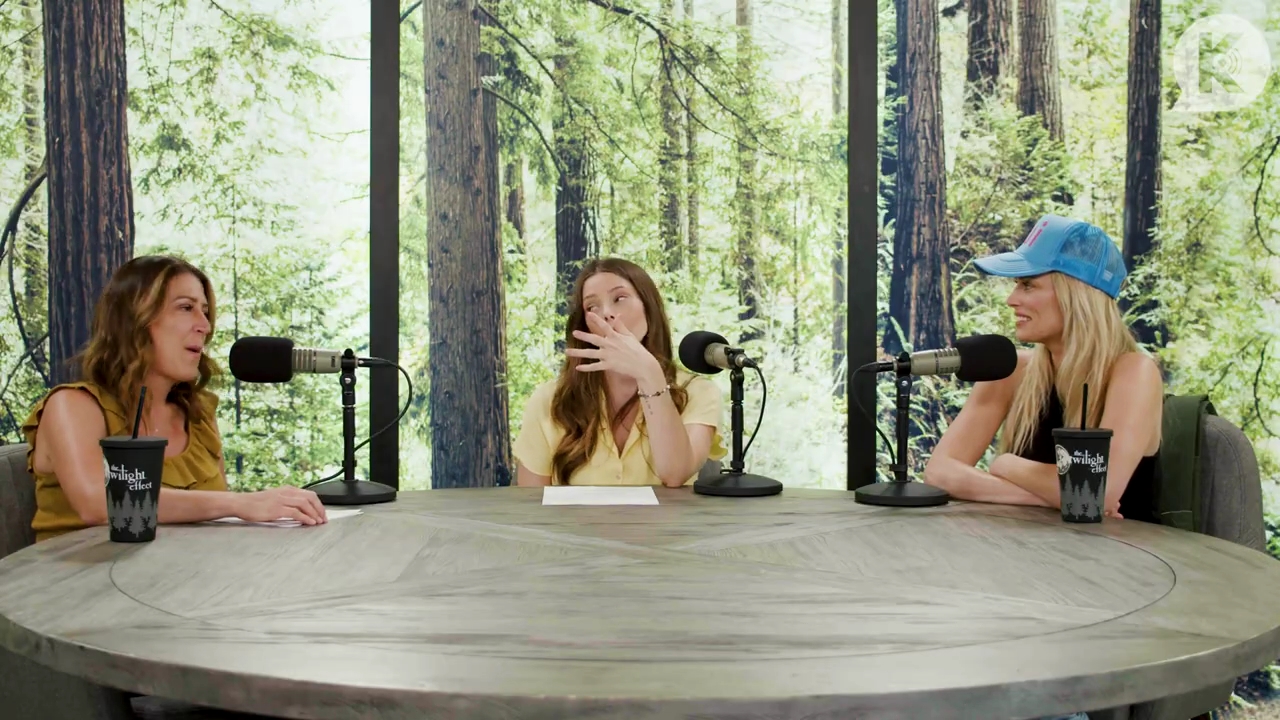 Ashley-Greene-dot-nl_TheTwilightEffect-BreakingDawnPart1RewatchPart1of3-1945.jpg