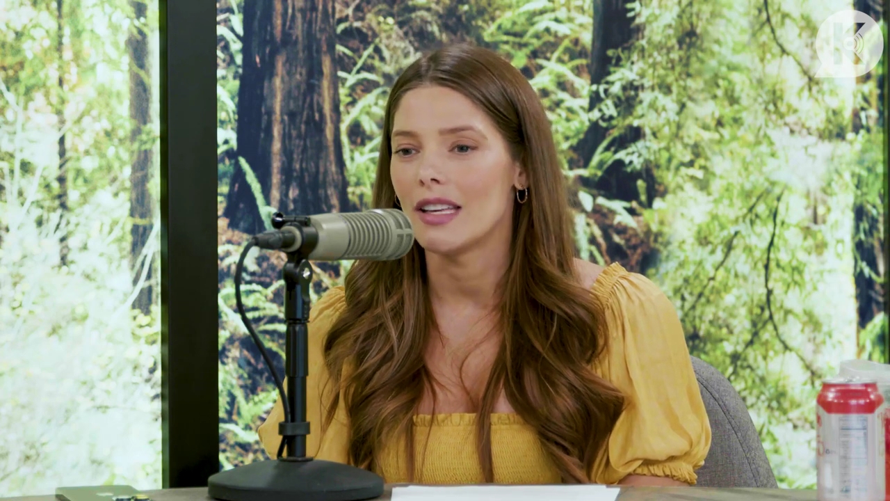 Ashley-Greene-dot-nl_TheTwilightEffect-BreakingDawnPart2-RewatchPart1of3-0418.jpg