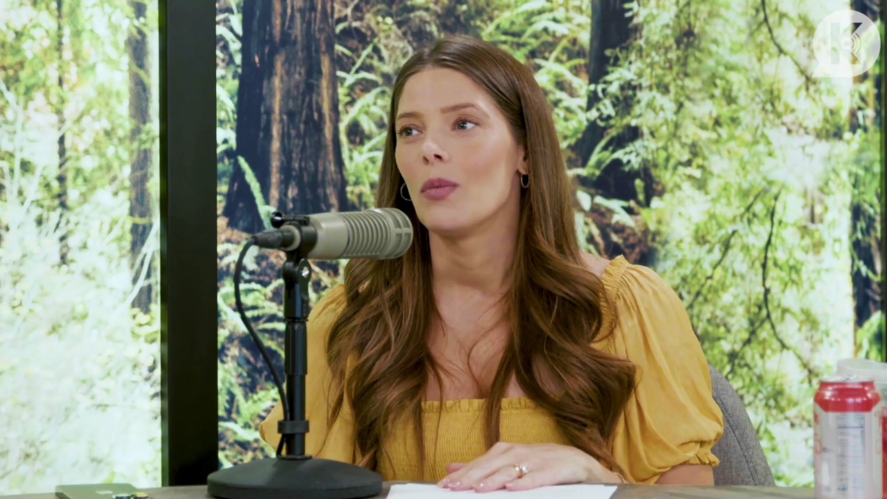 Ashley-Greene-dot-nl_TheTwilightEffect-BreakingDawnPart2-RewatchPart1of3-0421.jpg