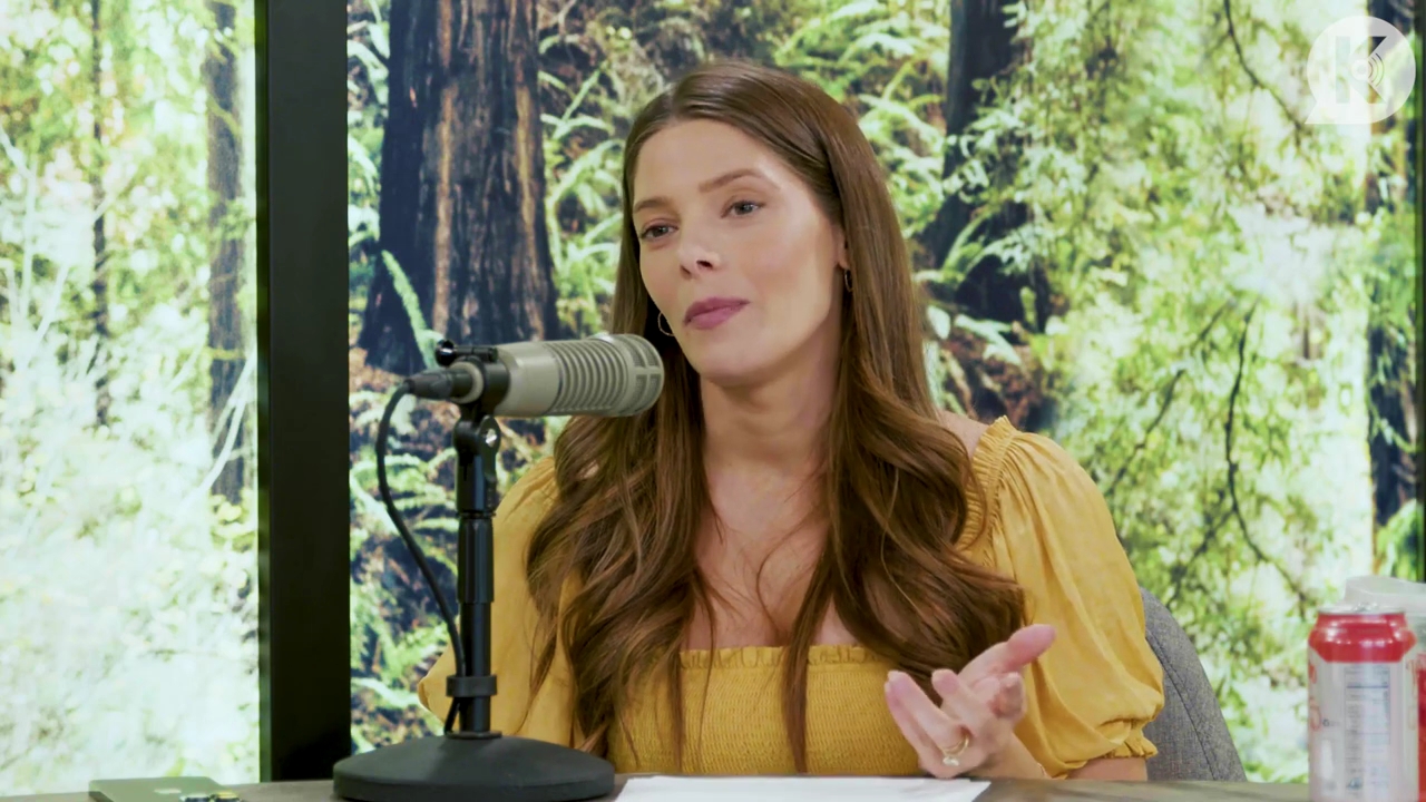 Ashley-Greene-dot-nl_TheTwilightEffect-BreakingDawnPart2-RewatchPart1of3-0422.jpg