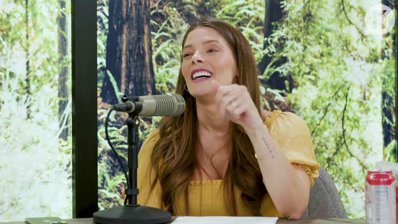 Ashley-Greene-dot-nl_TheTwilightEffect-BreakingDawnPart2-RewatchPart1of3-0500.jpg