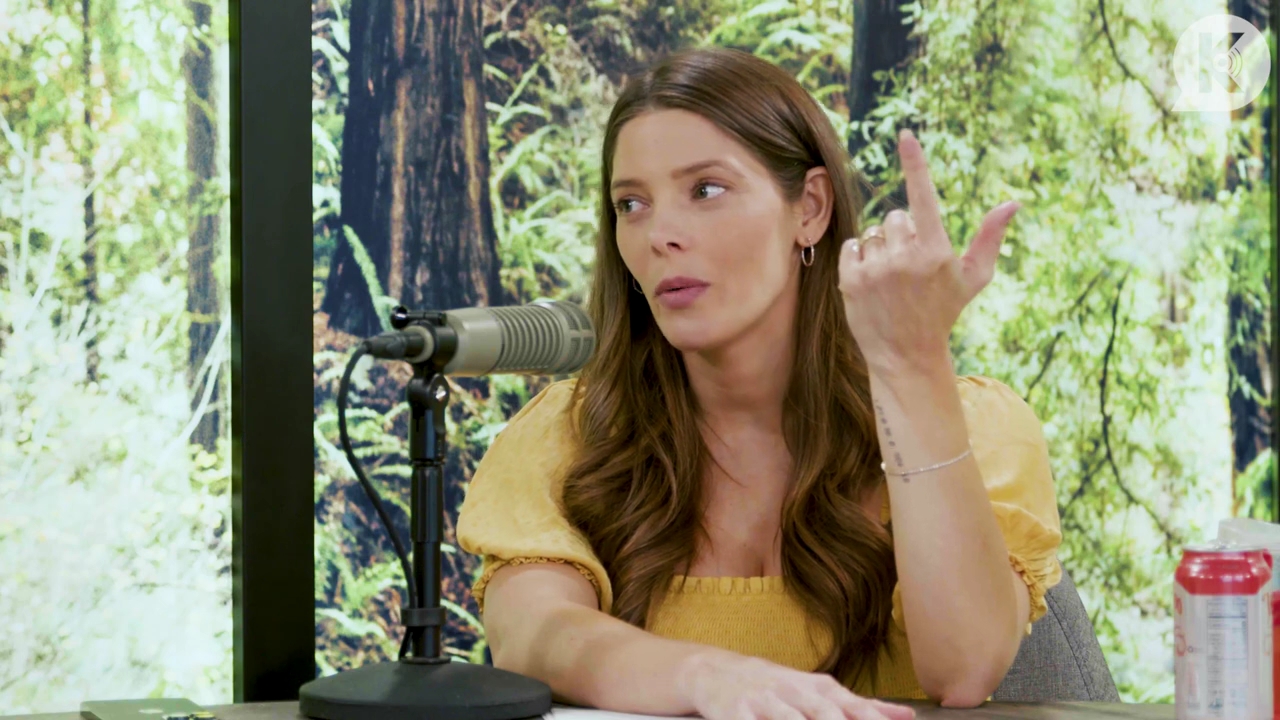 Ashley-Greene-dot-nl_TheTwilightEffect-BreakingDawnPart2-RewatchPart1of3-2405.jpg