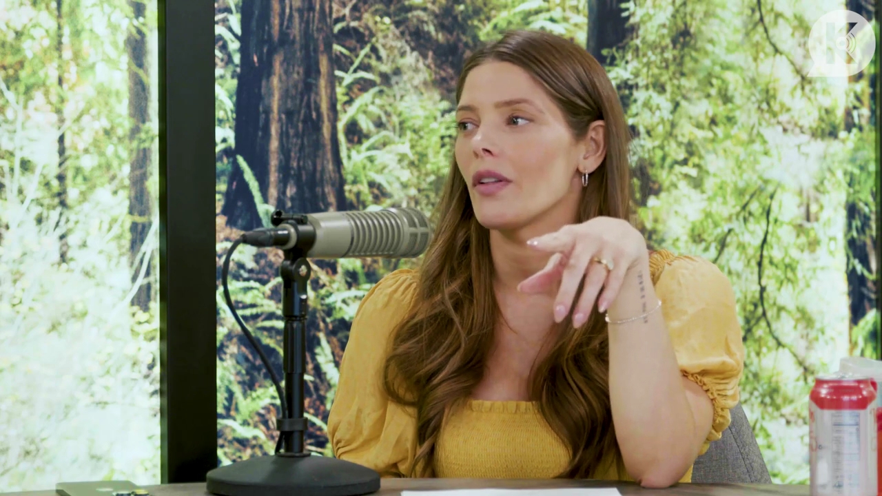 Ashley-Greene-dot-nl_TheTwilightEffect-BreakingDawnPart2-RewatchPart1of3-3081.jpg