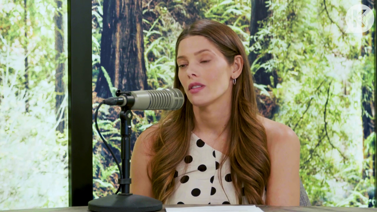 Ashley-Greene-dot-nl_TheTwilightEffect-BreakingDawnPart2-RewatchPart2of3-0320.jpg