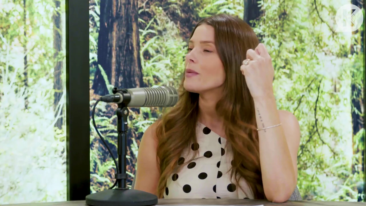 Ashley-Greene-dot-nl_TheTwilightEffect-BreakingDawnPart2-RewatchPart2of3-2376.jpg