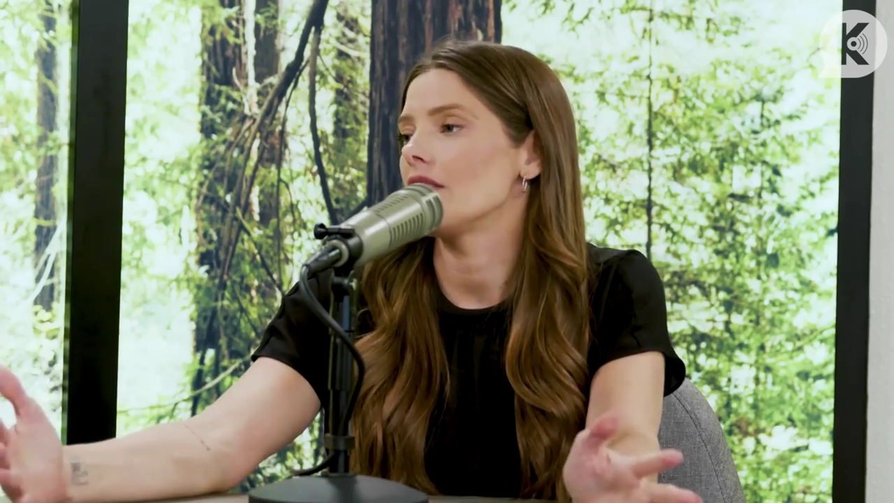 Ashley-Greene-dot-nl_TheTwilightEffect-BreakingDawnPart2-RewatchPart3of3-0418.jpg