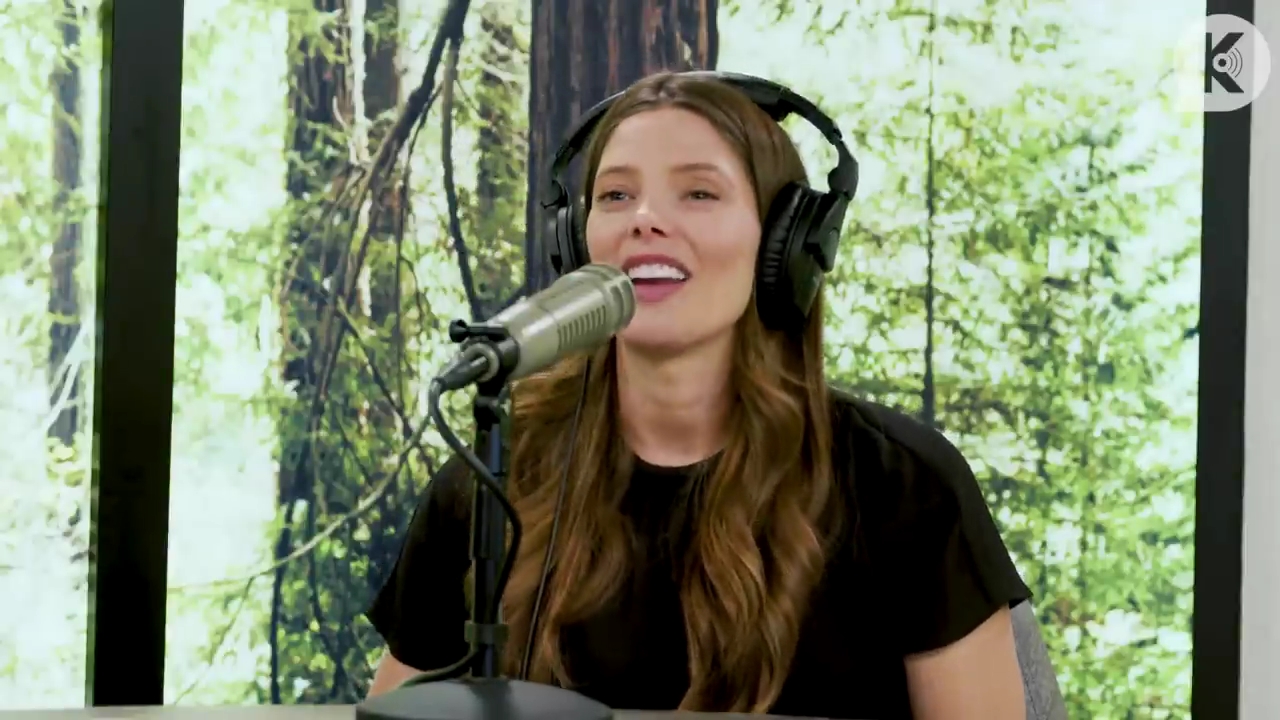 Ashley-Greene-dot-nl_TheTwilightEffect-BreakingDawnPart2-RewatchPart3of3-5110.jpg