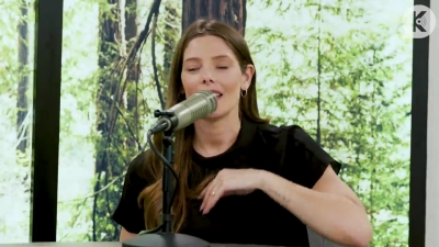 Ashley-Greene-dot-nl_TheTwilightEffect-BreakingDawnPart2-RewatchPart3of3-1972.jpg