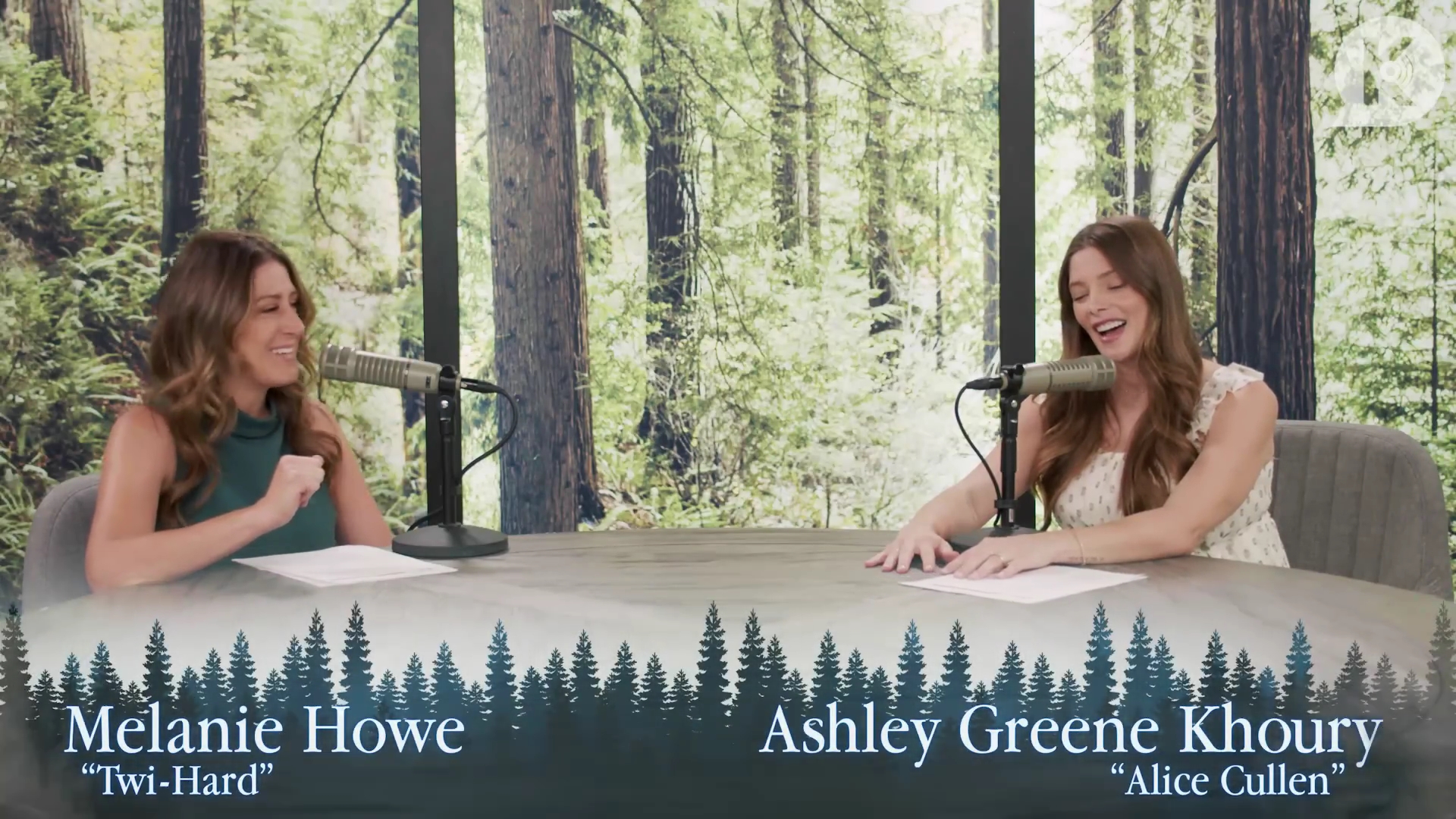 Ashley-Greene-dot-nl_TheTwilightEffect-MackenzieFoy0033.jpg