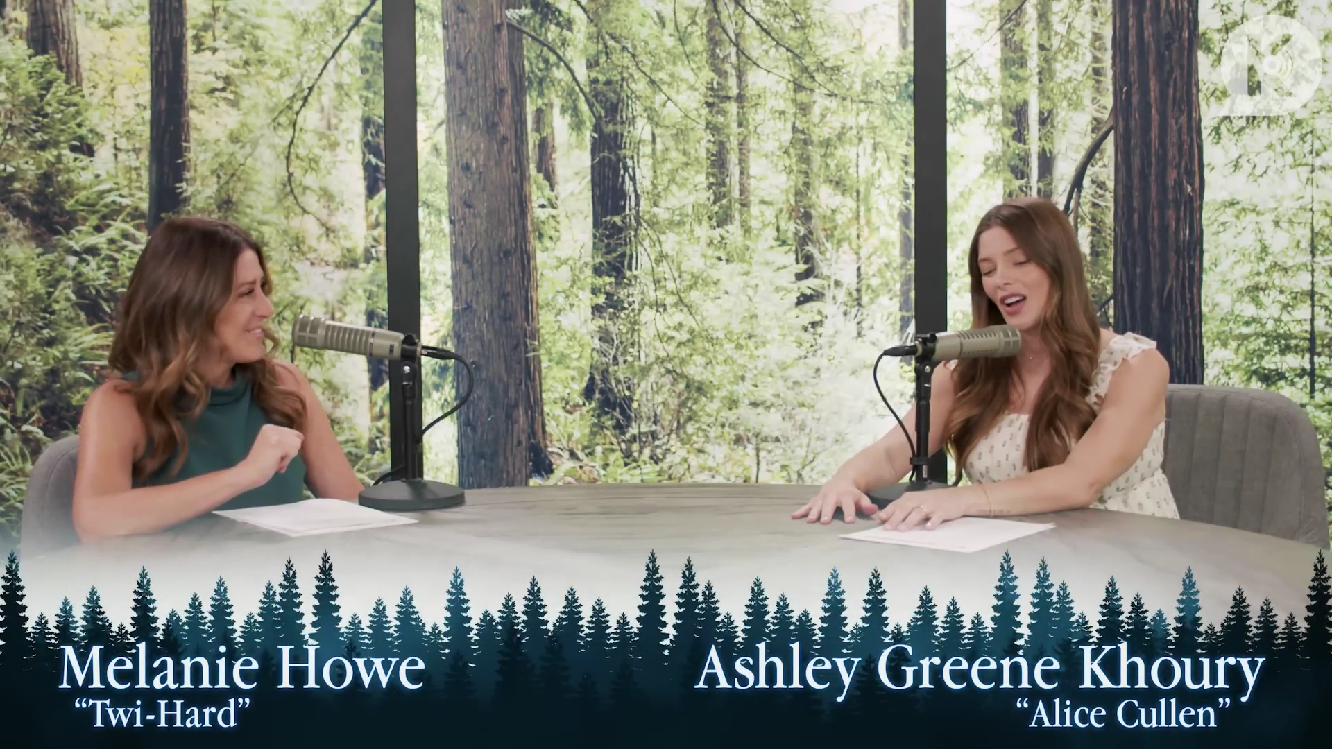 Ashley-Greene-dot-nl_TheTwilightEffect-MackenzieFoy0034.jpg