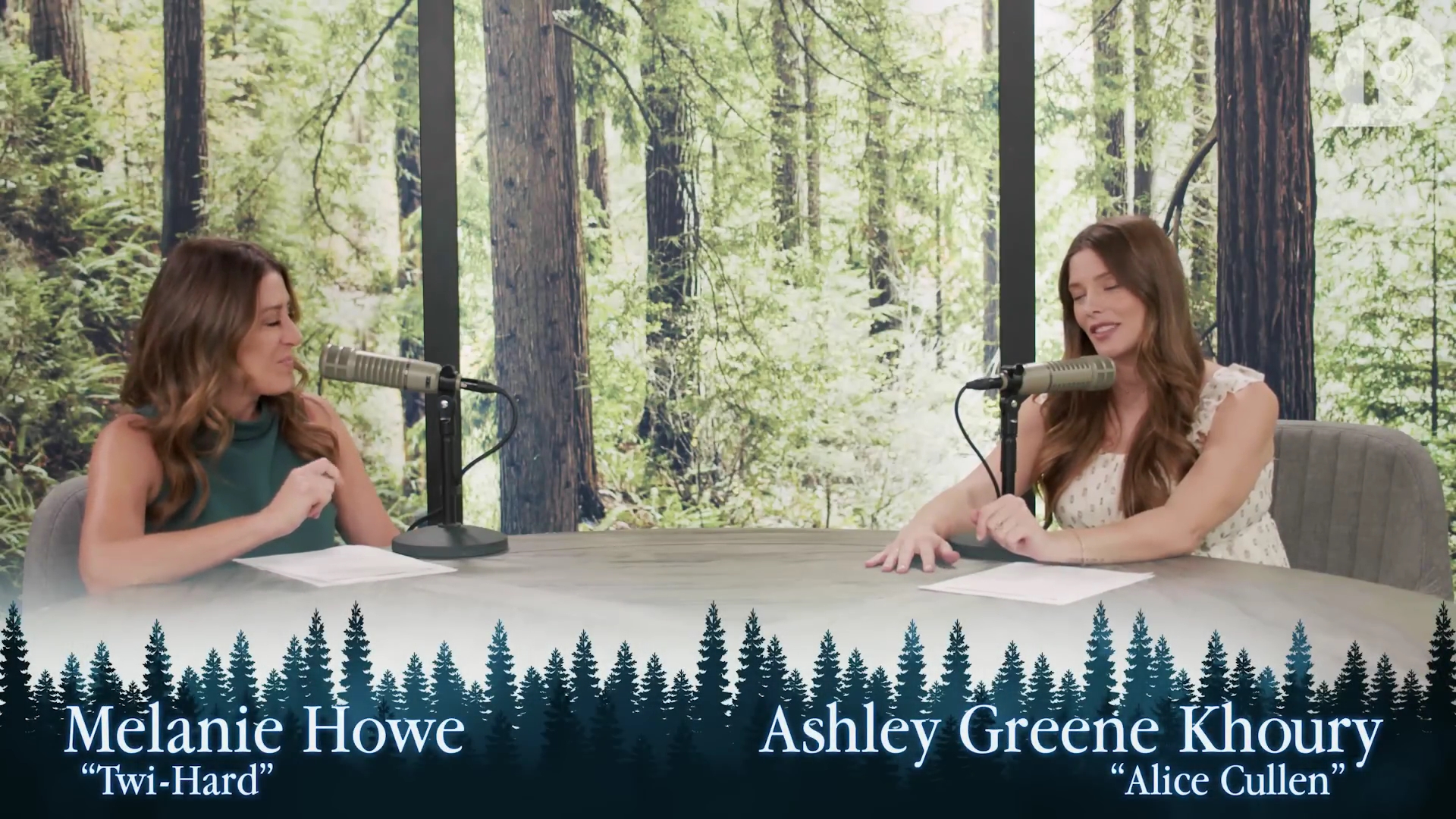Ashley-Greene-dot-nl_TheTwilightEffect-MackenzieFoy0035.jpg