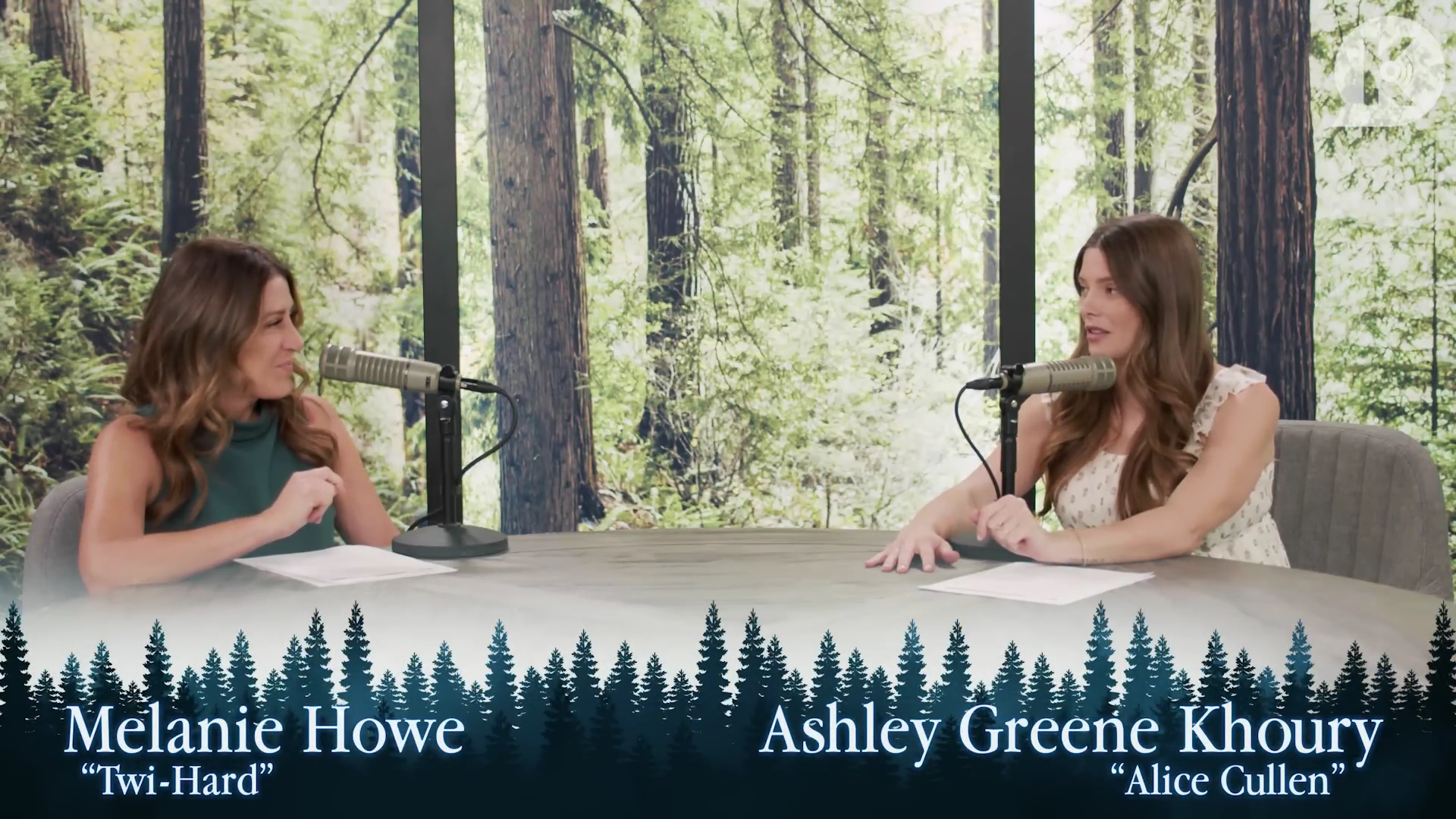 Ashley-Greene-dot-nl_TheTwilightEffect-MackenzieFoy0036.jpg