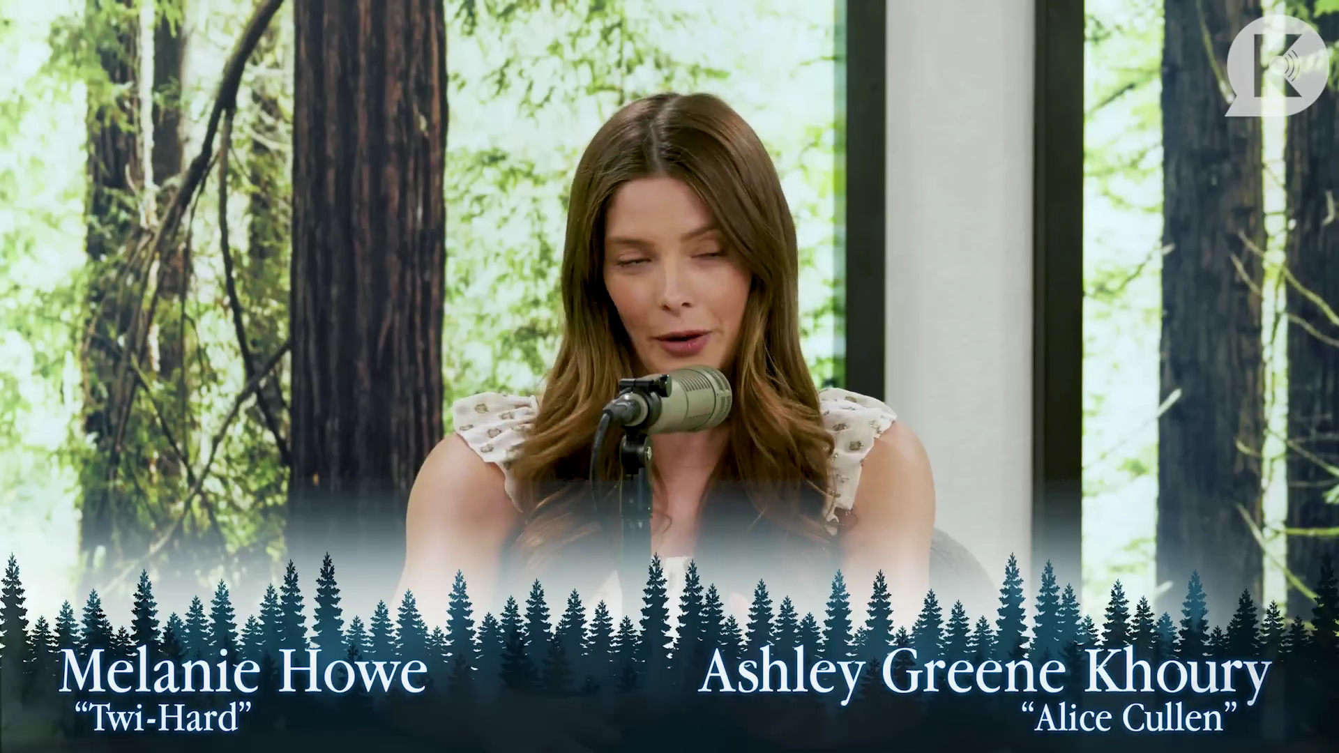 Ashley-Greene-dot-nl_TheTwilightEffect-MackenzieFoy0037.jpg