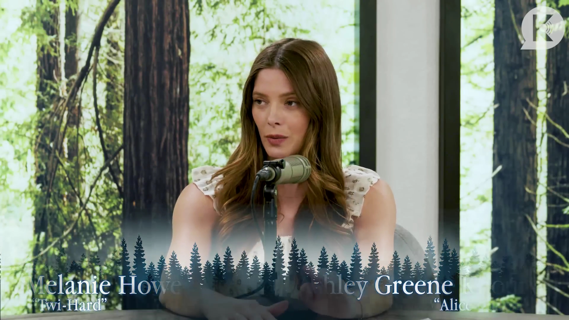 Ashley-Greene-dot-nl_TheTwilightEffect-MackenzieFoy0038.jpg