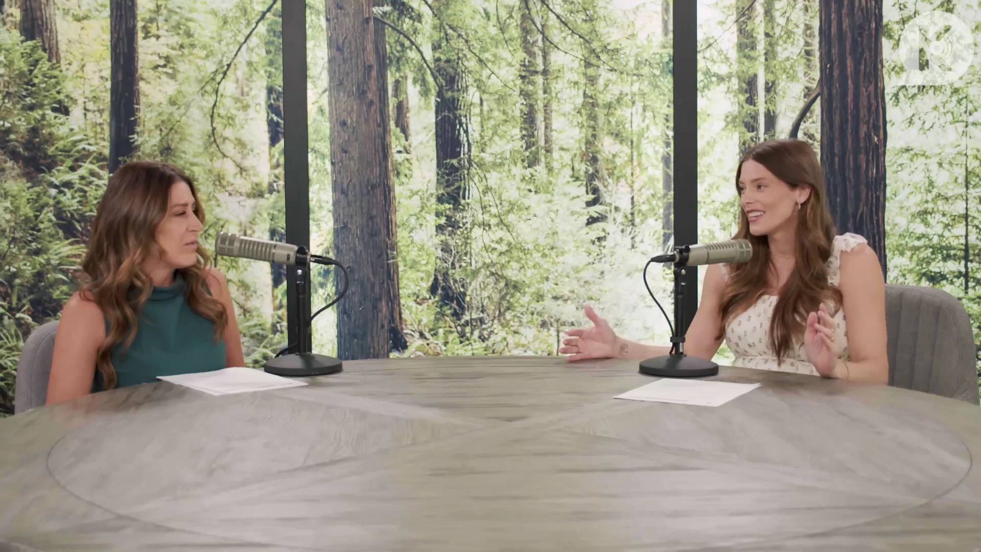 Ashley-Greene-dot-nl_TheTwilightEffect-MackenzieFoy0101.jpg