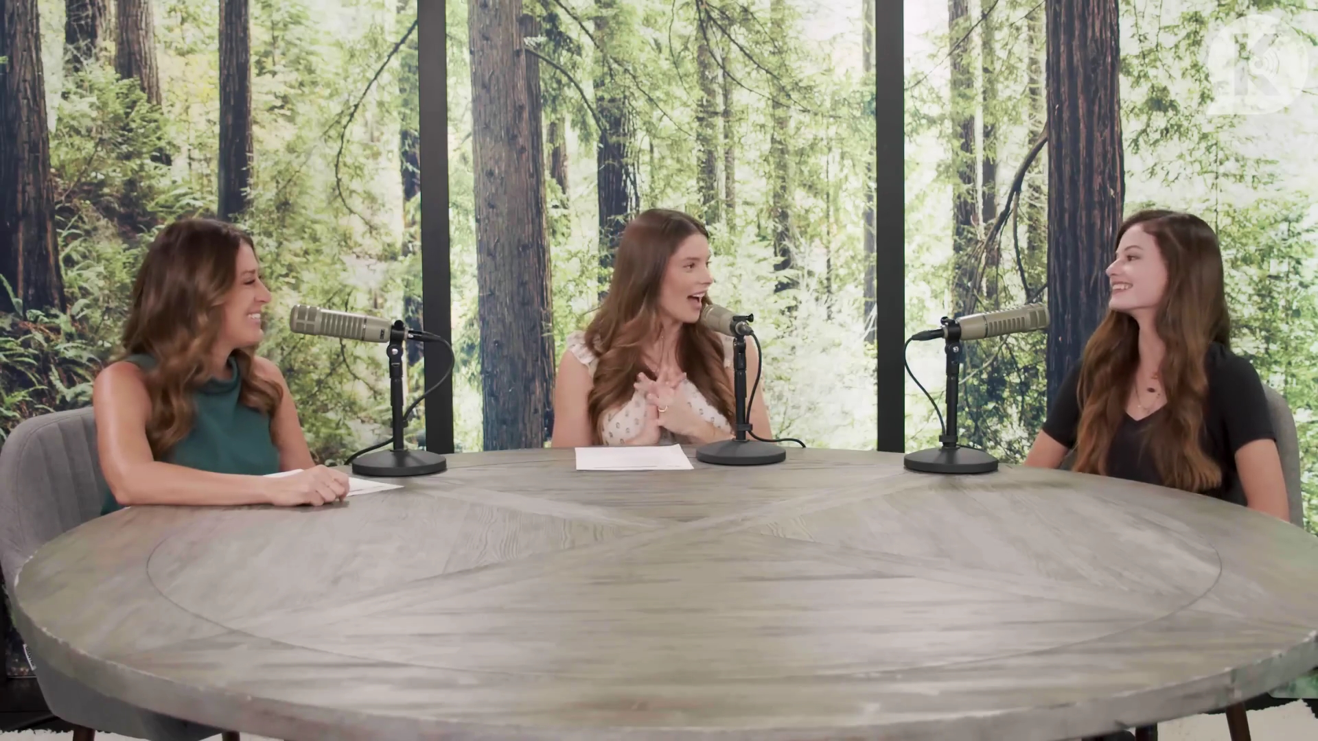 Ashley-Greene-dot-nl_TheTwilightEffect-MackenzieFoy0179.jpg