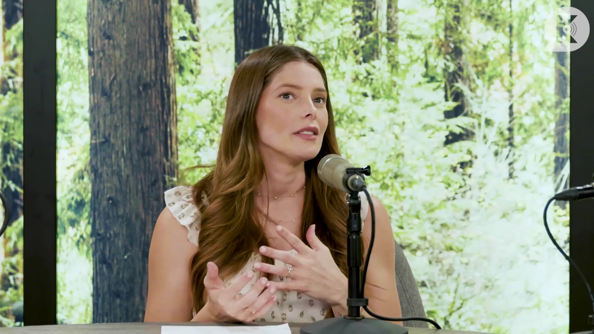 Ashley-Greene-dot-nl_TheTwilightEffect-MackenzieFoy0206.jpg