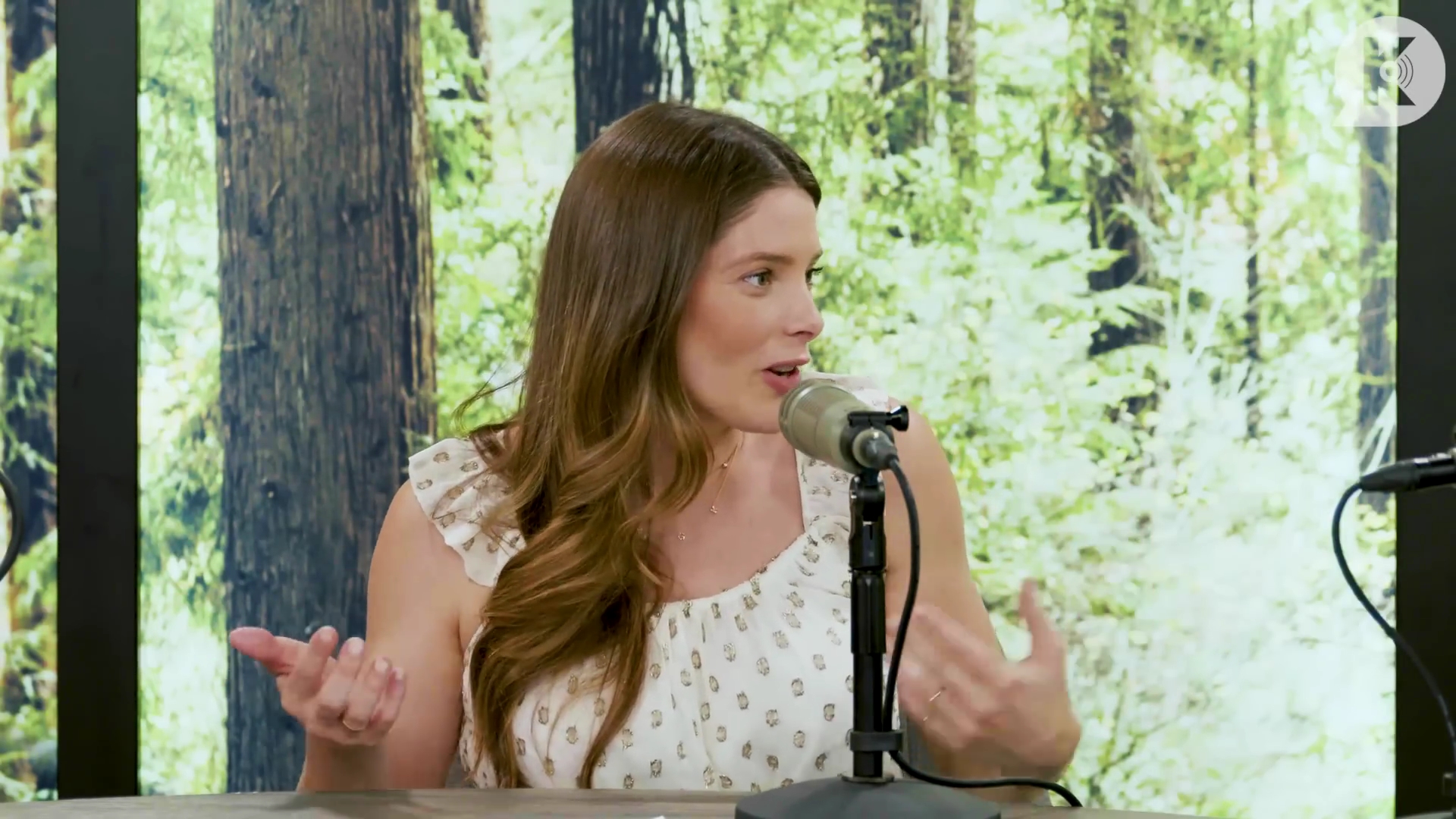 Ashley-Greene-dot-nl_TheTwilightEffect-MackenzieFoy0645.jpg