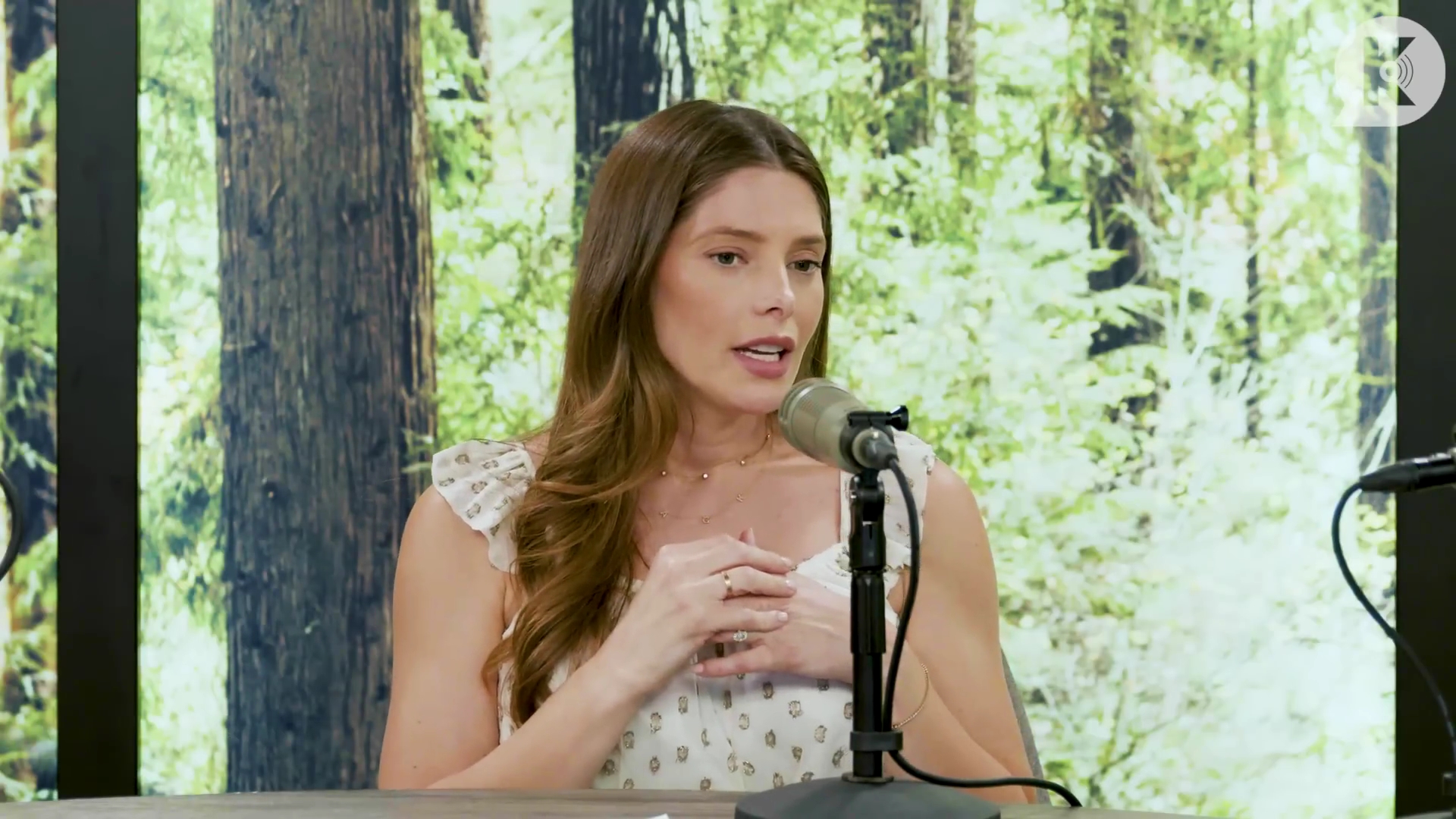 Ashley-Greene-dot-nl_TheTwilightEffect-MackenzieFoy0791.jpg