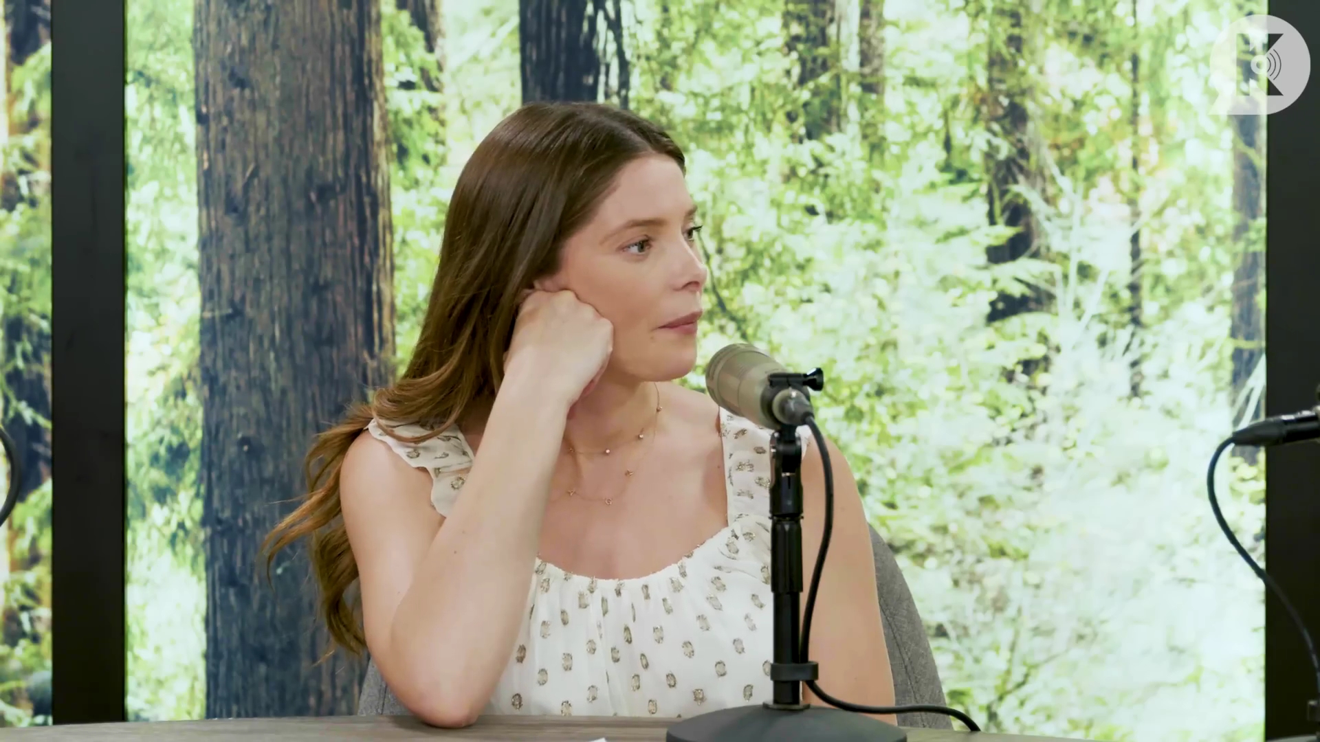 Ashley-Greene-dot-nl_TheTwilightEffect-MackenzieFoy0812.jpg