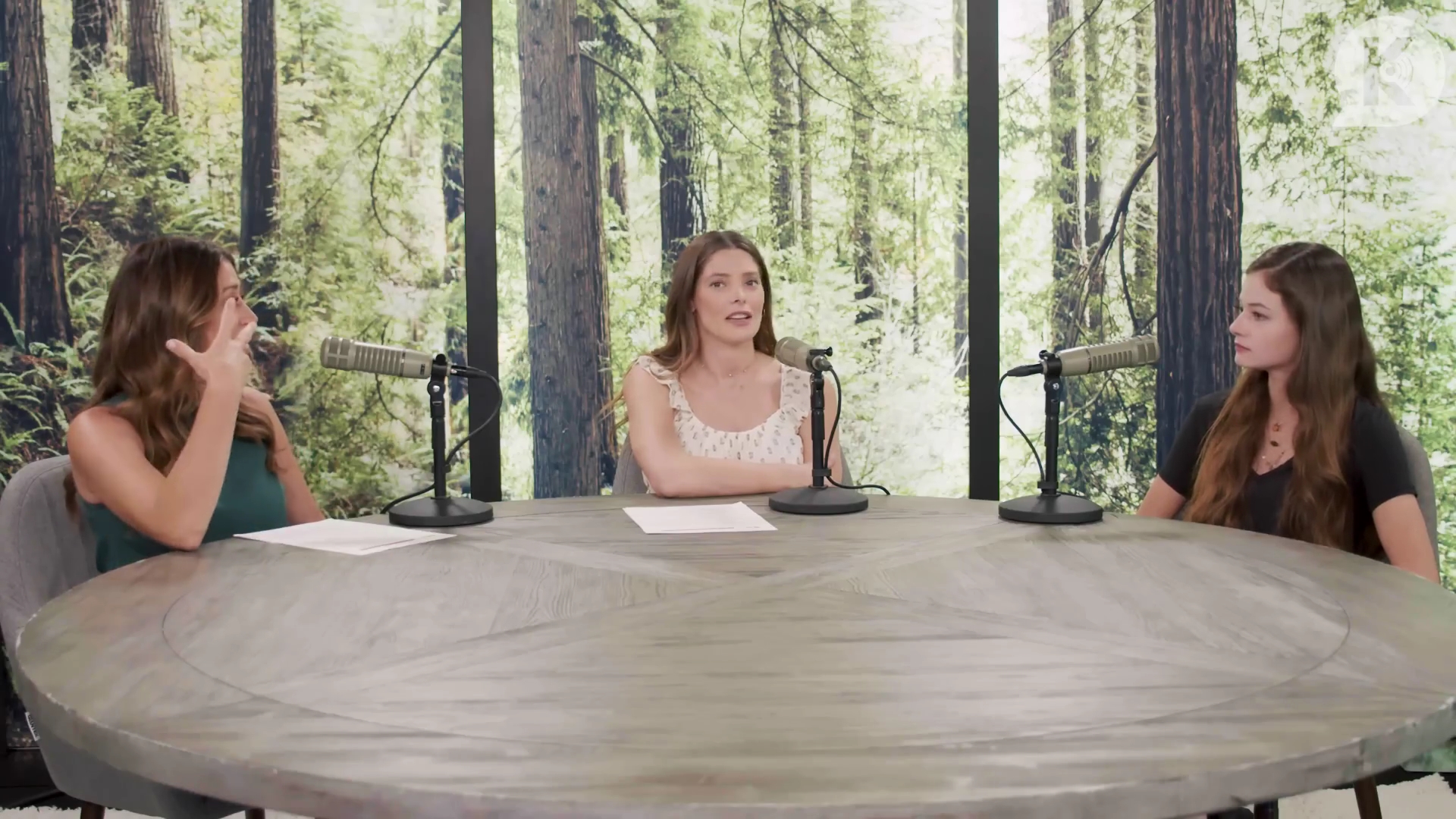 Ashley-Greene-dot-nl_TheTwilightEffect-MackenzieFoy0839.jpg