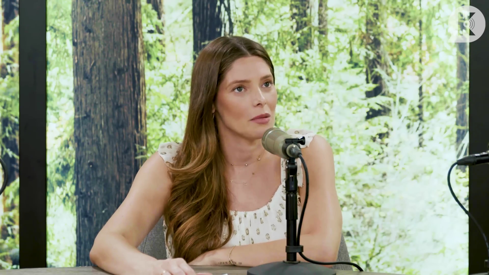 Ashley-Greene-dot-nl_TheTwilightEffect-MackenzieFoy0874.jpg