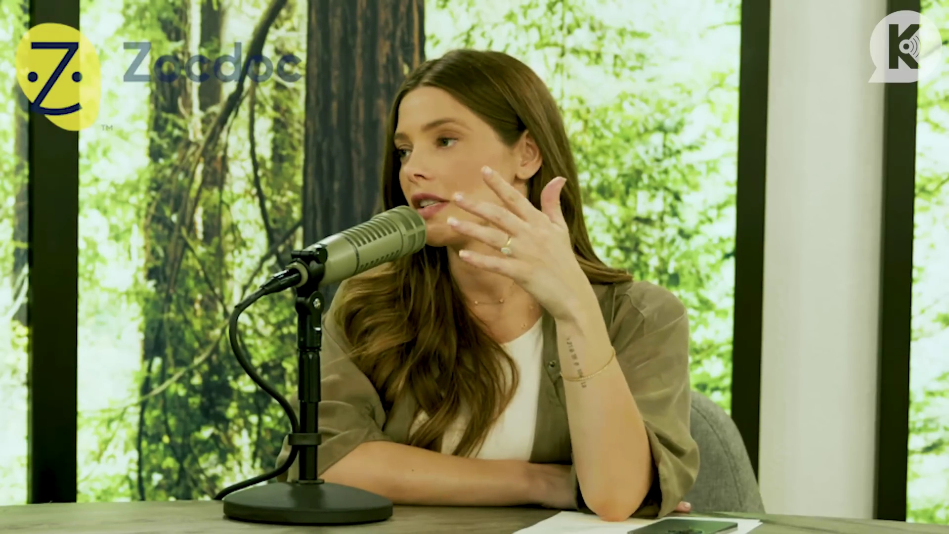 Ashley-Greene-dot-nl_TheTwilightEffect-MackenzieFoy0900.jpg