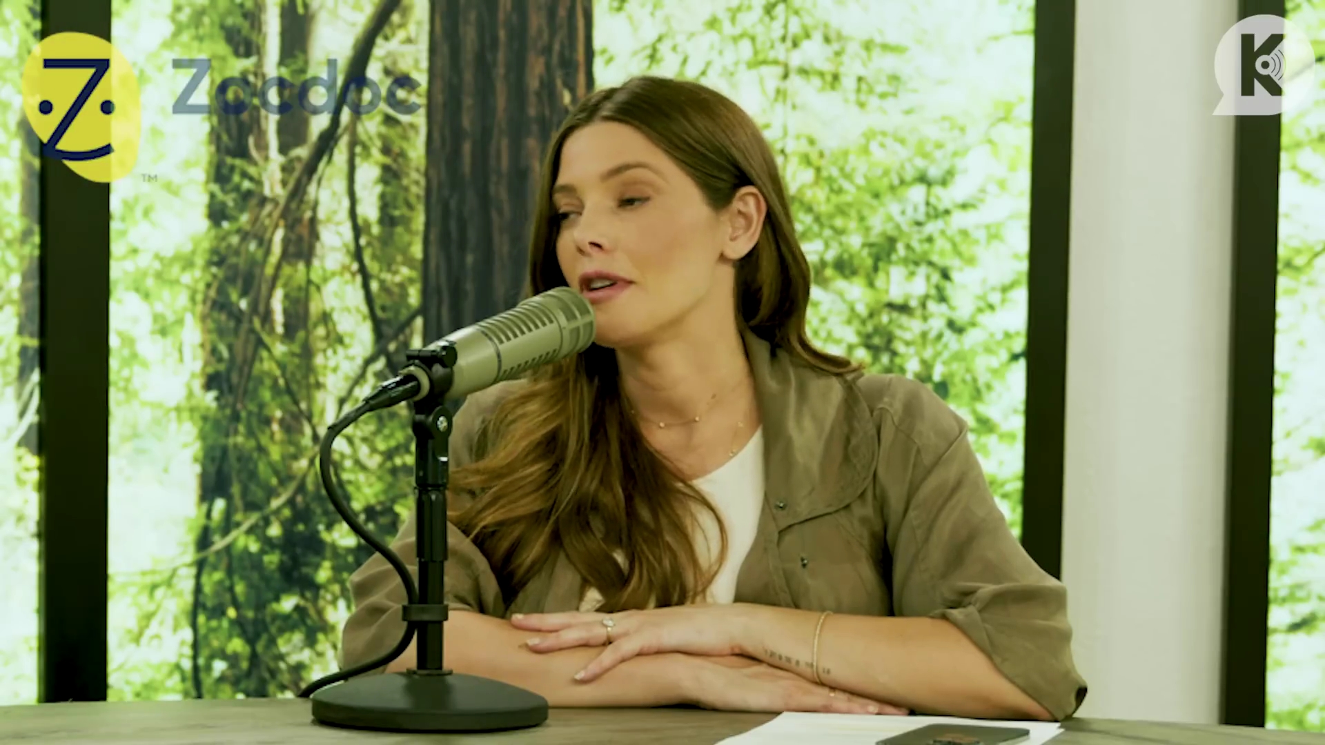 Ashley-Greene-dot-nl_TheTwilightEffect-MackenzieFoy0948.jpg