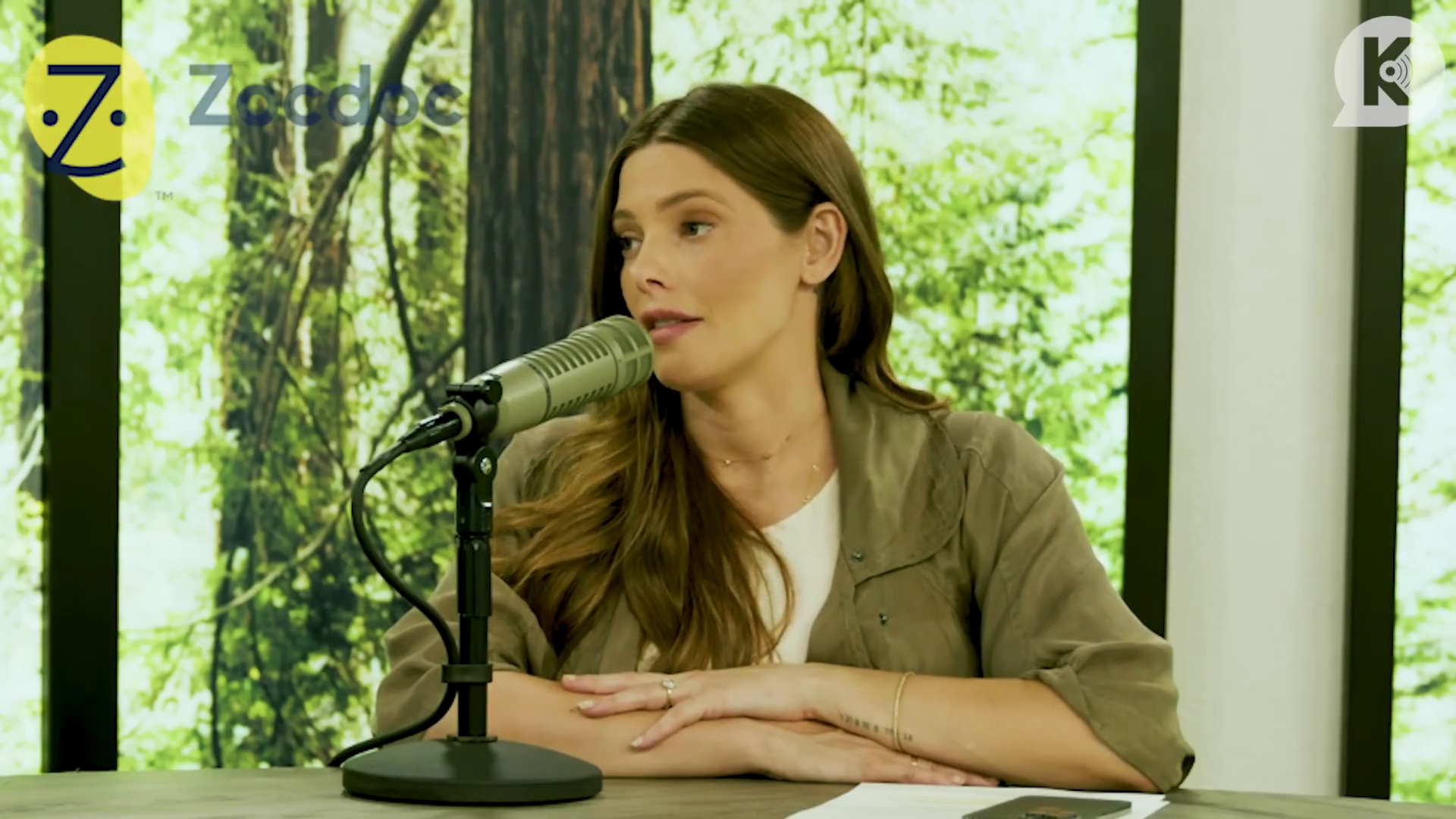 Ashley-Greene-dot-nl_TheTwilightEffect-MackenzieFoy0949.jpg