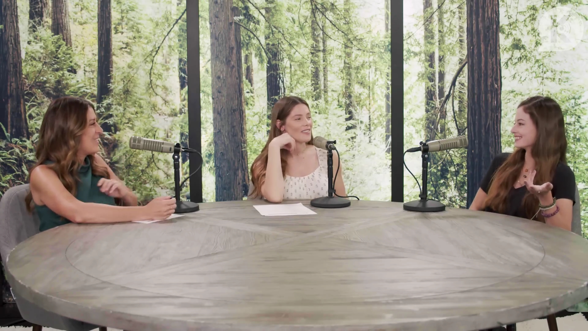 Ashley-Greene-dot-nl_TheTwilightEffect-MackenzieFoy1201.jpg