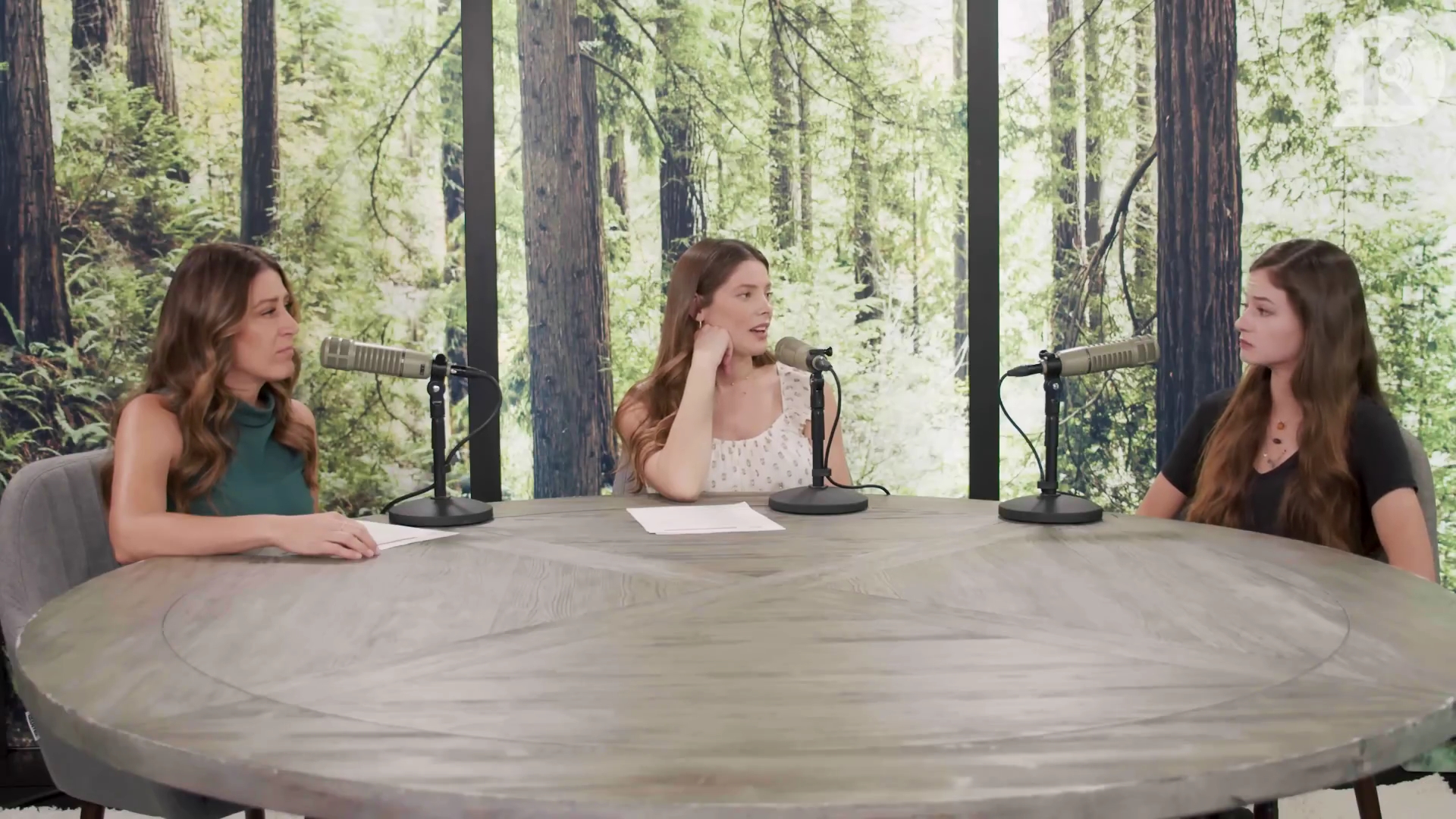 Ashley-Greene-dot-nl_TheTwilightEffect-MackenzieFoy1244.jpg