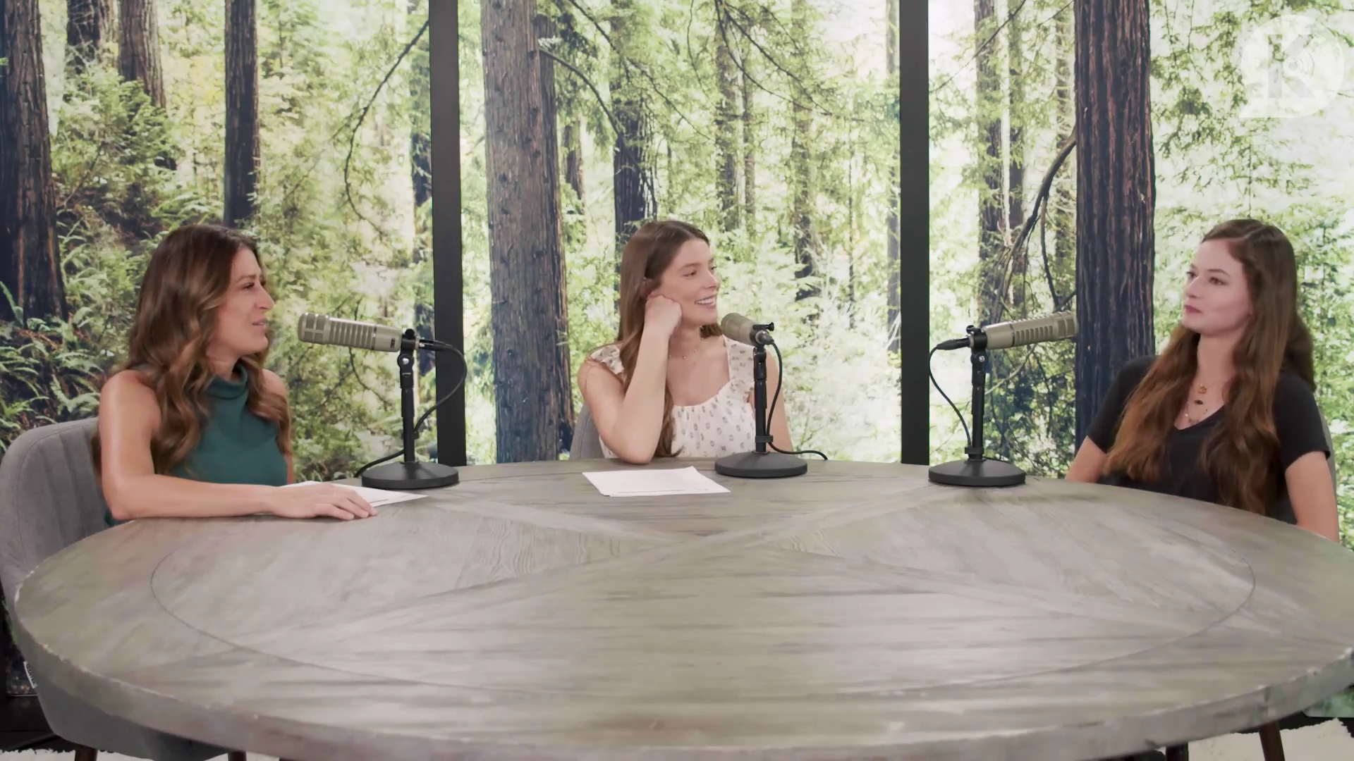 Ashley-Greene-dot-nl_TheTwilightEffect-MackenzieFoy1260.jpg