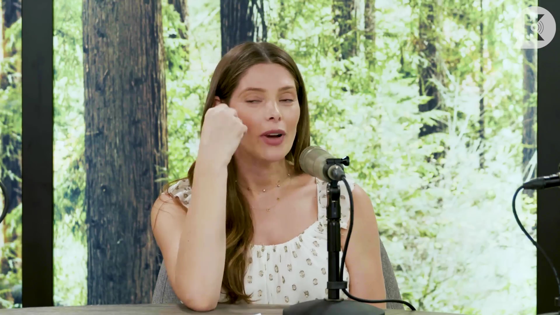 Ashley-Greene-dot-nl_TheTwilightEffect-MackenzieFoy1265.jpg