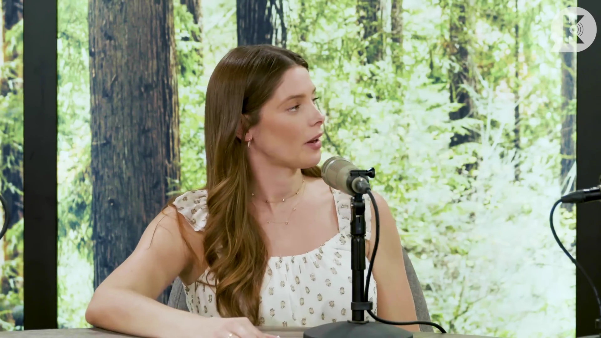 Ashley-Greene-dot-nl_TheTwilightEffect-MackenzieFoy1270.jpg