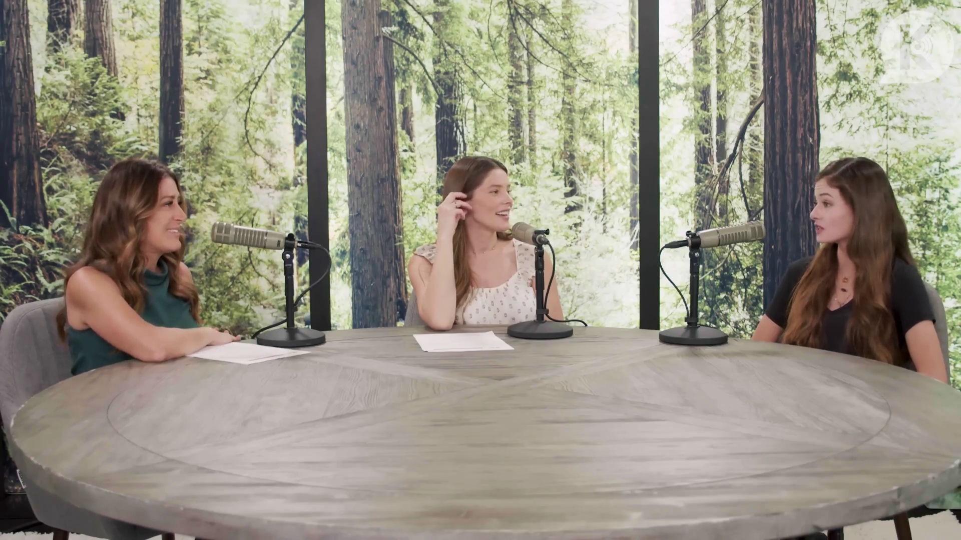 Ashley-Greene-dot-nl_TheTwilightEffect-MackenzieFoy1300.jpg