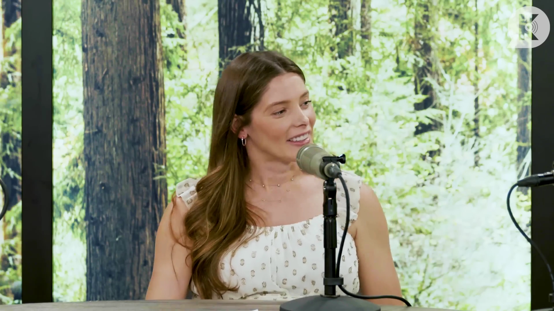 Ashley-Greene-dot-nl_TheTwilightEffect-MackenzieFoy1313.jpg