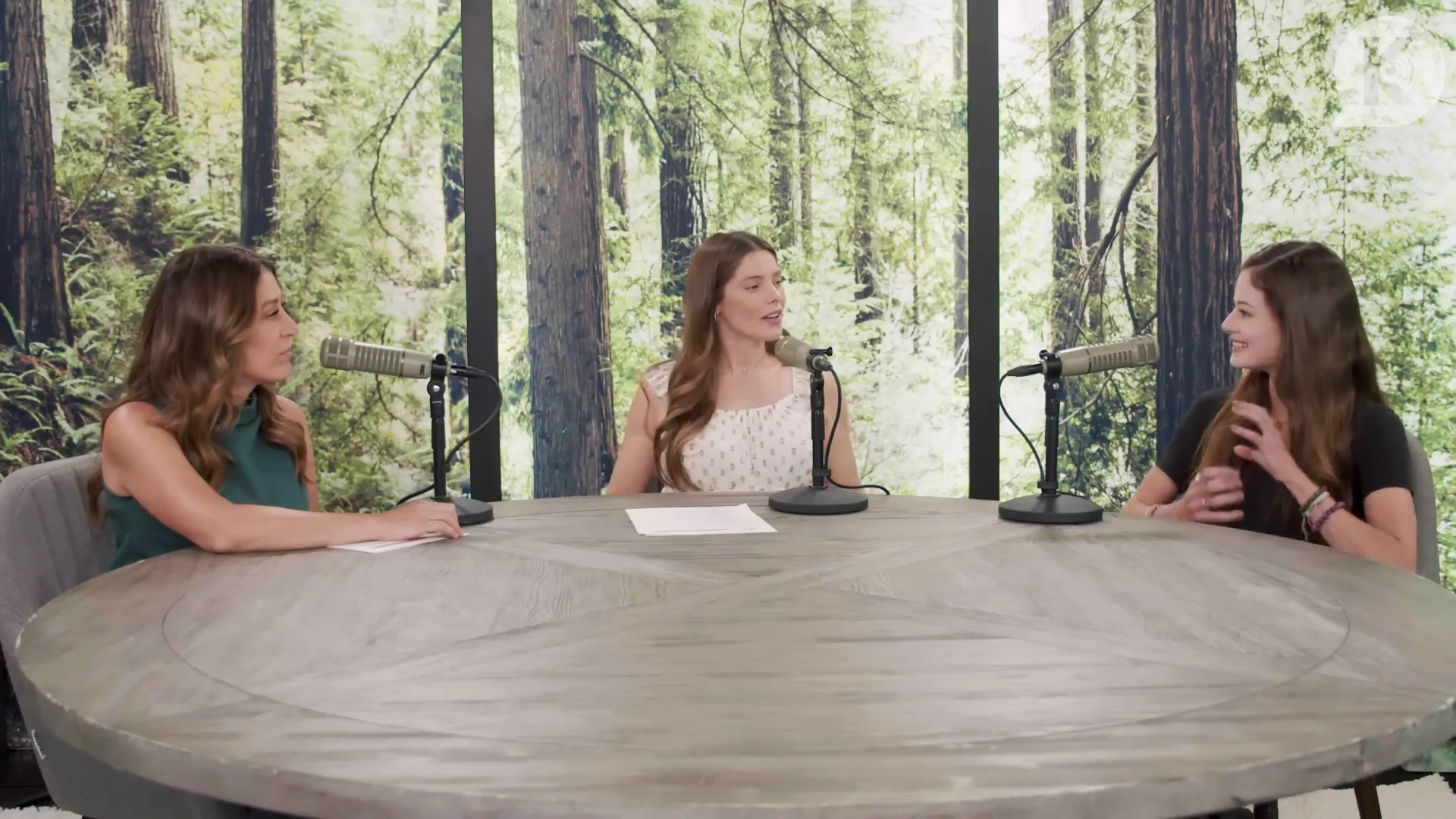 Ashley-Greene-dot-nl_TheTwilightEffect-MackenzieFoy1510.jpg
