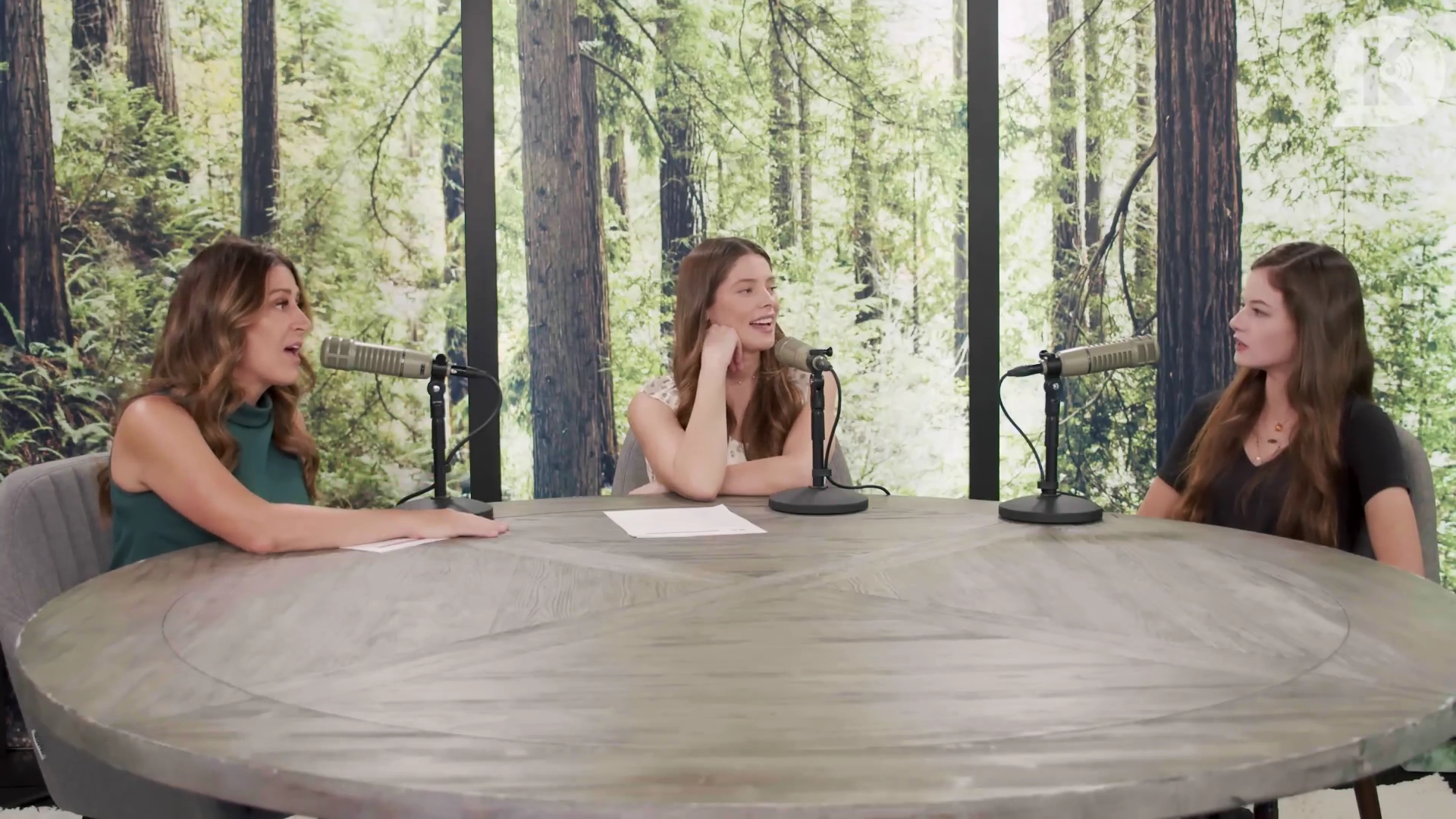 Ashley-Greene-dot-nl_TheTwilightEffect-MackenzieFoy1849.jpg