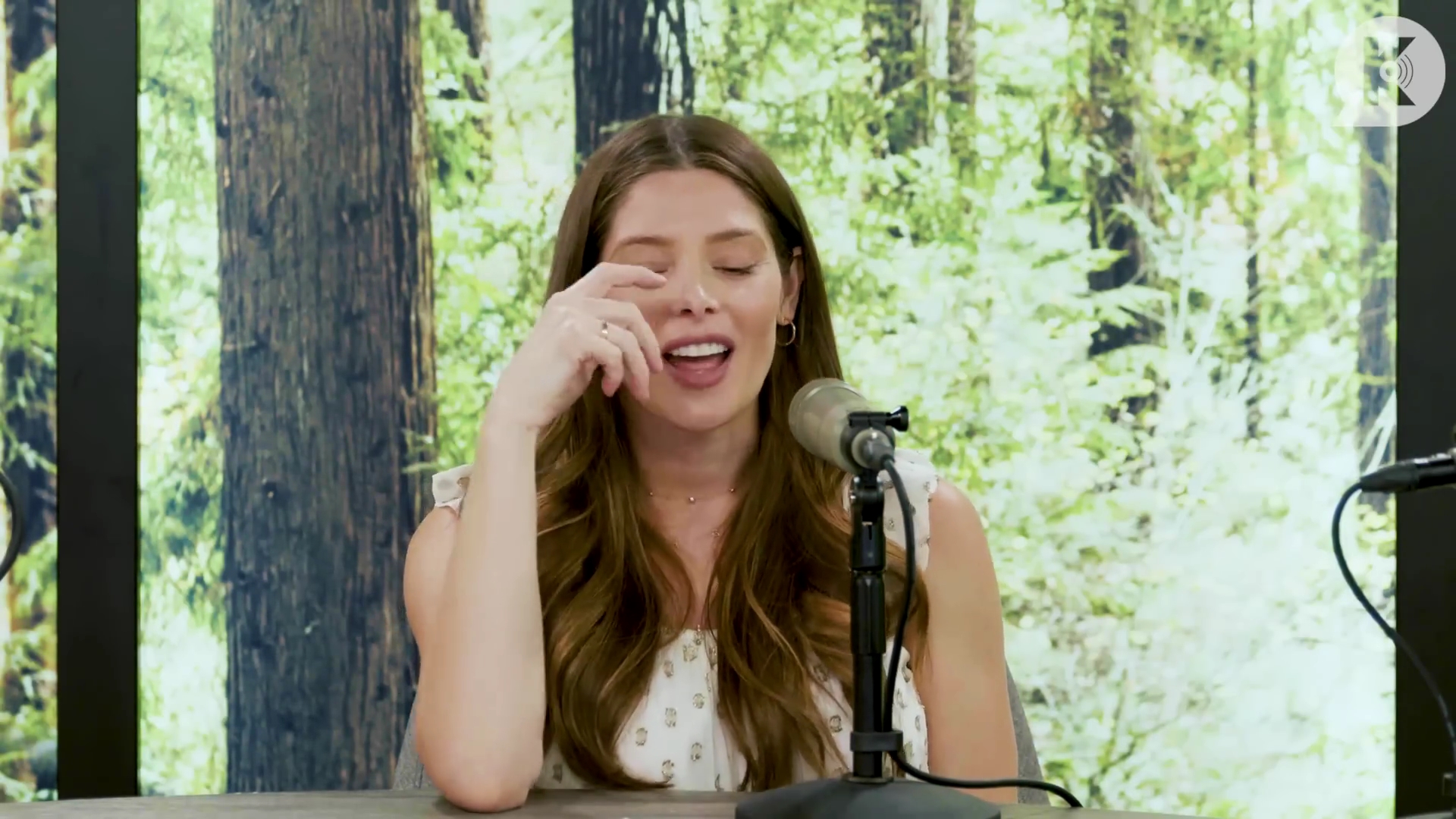 Ashley-Greene-dot-nl_TheTwilightEffect-MackenzieFoy2033.jpg