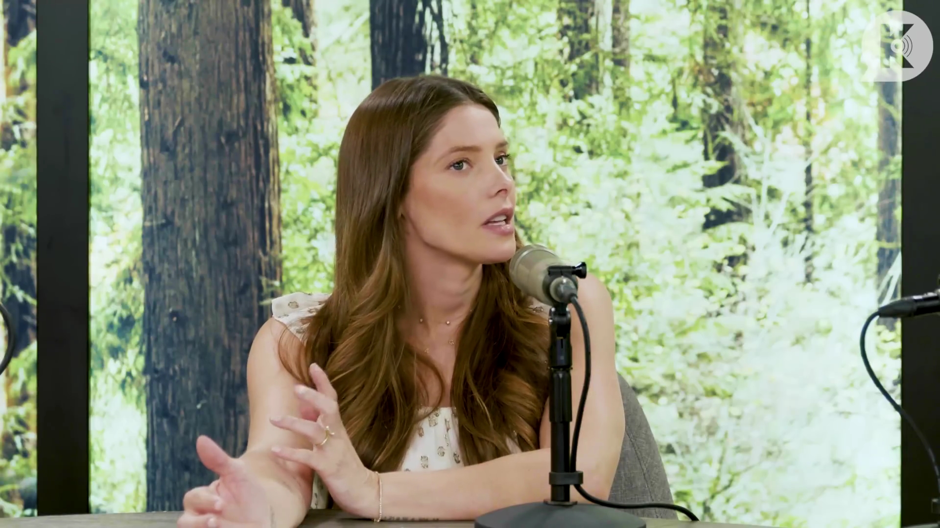 Ashley-Greene-dot-nl_TheTwilightEffect-MackenzieFoy2060.jpg