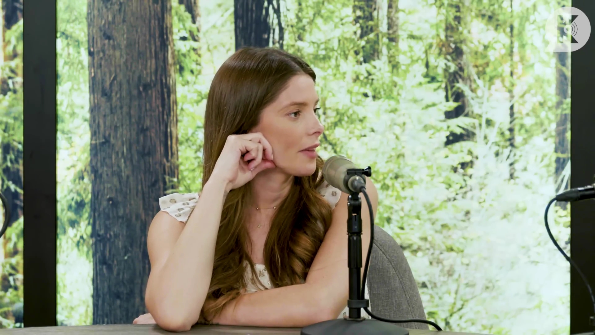 Ashley-Greene-dot-nl_TheTwilightEffect-MackenzieFoy2202.jpg