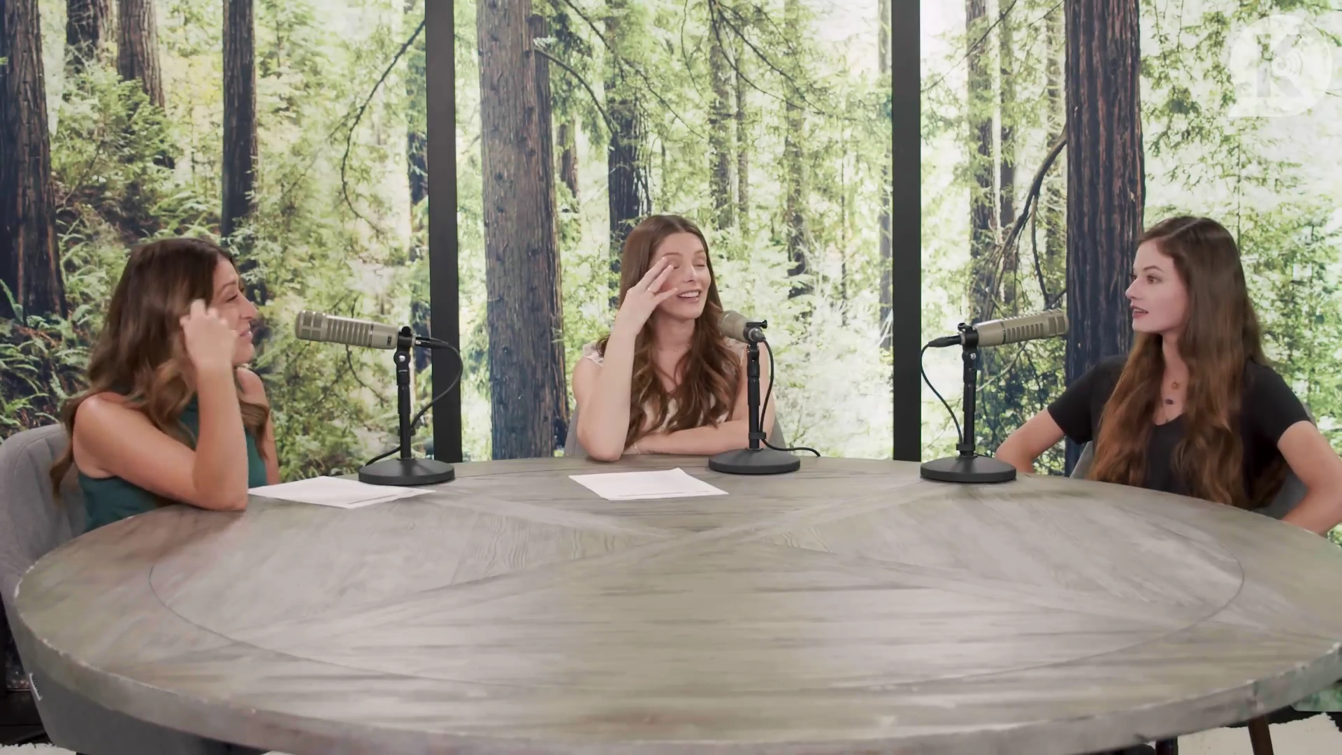 Ashley-Greene-dot-nl_TheTwilightEffect-MackenzieFoy2400.jpg