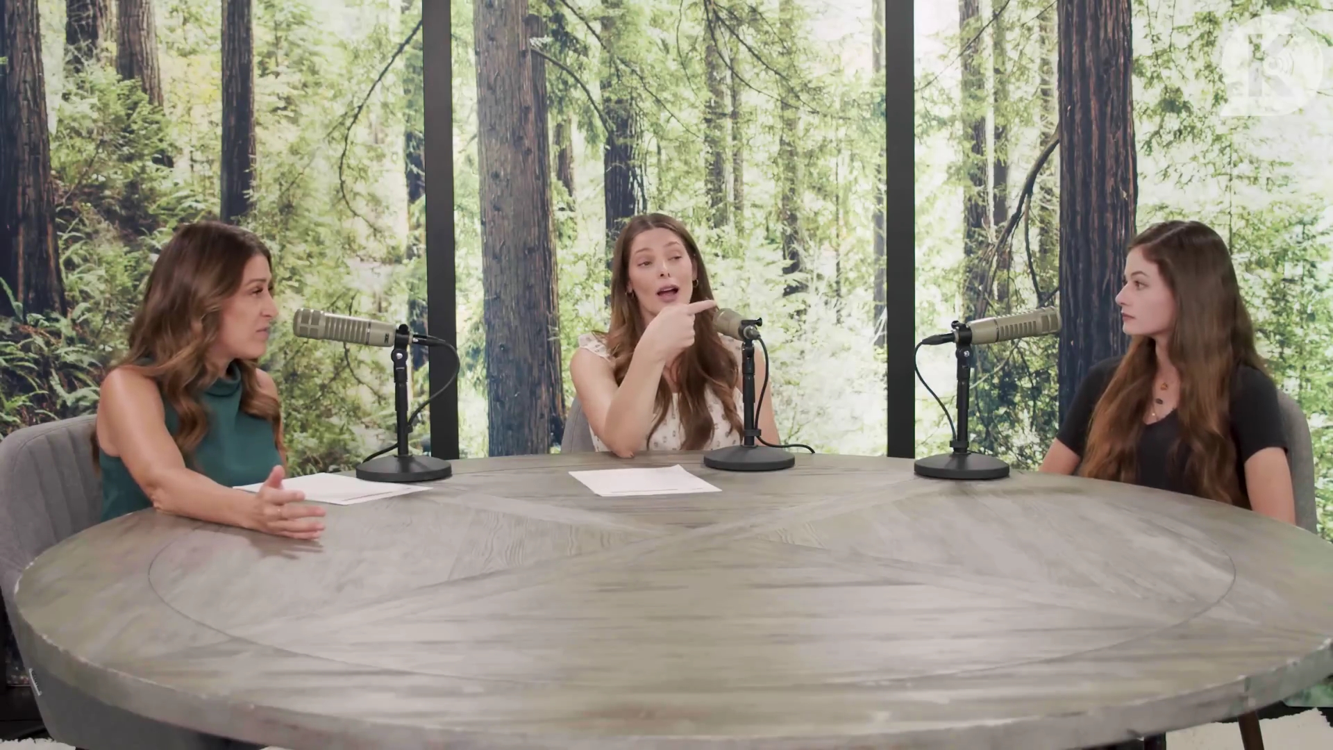 Ashley-Greene-dot-nl_TheTwilightEffect-MackenzieFoy2532.jpg