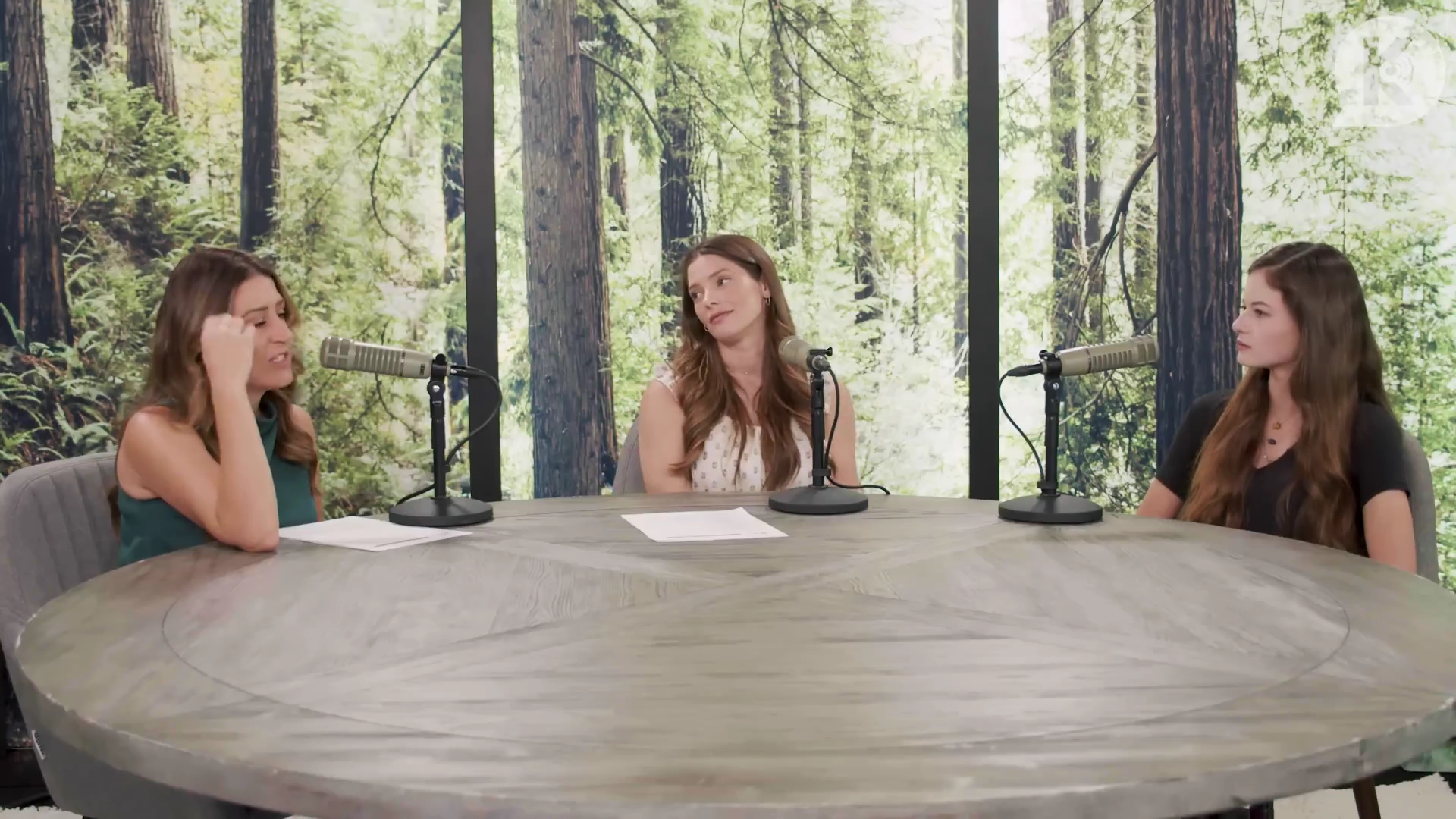 Ashley-Greene-dot-nl_TheTwilightEffect-MackenzieFoy2555.jpg