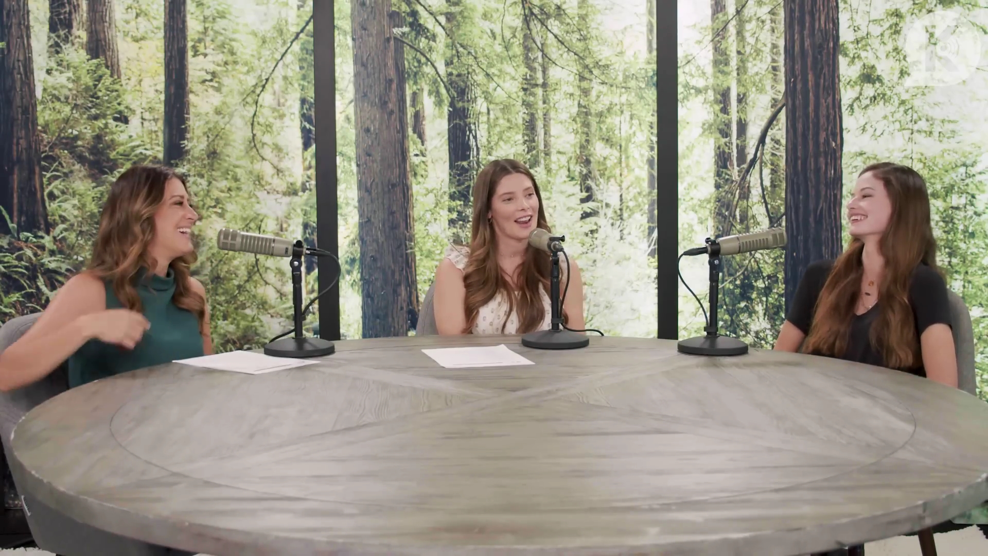 Ashley-Greene-dot-nl_TheTwilightEffect-MackenzieFoy2559.jpg