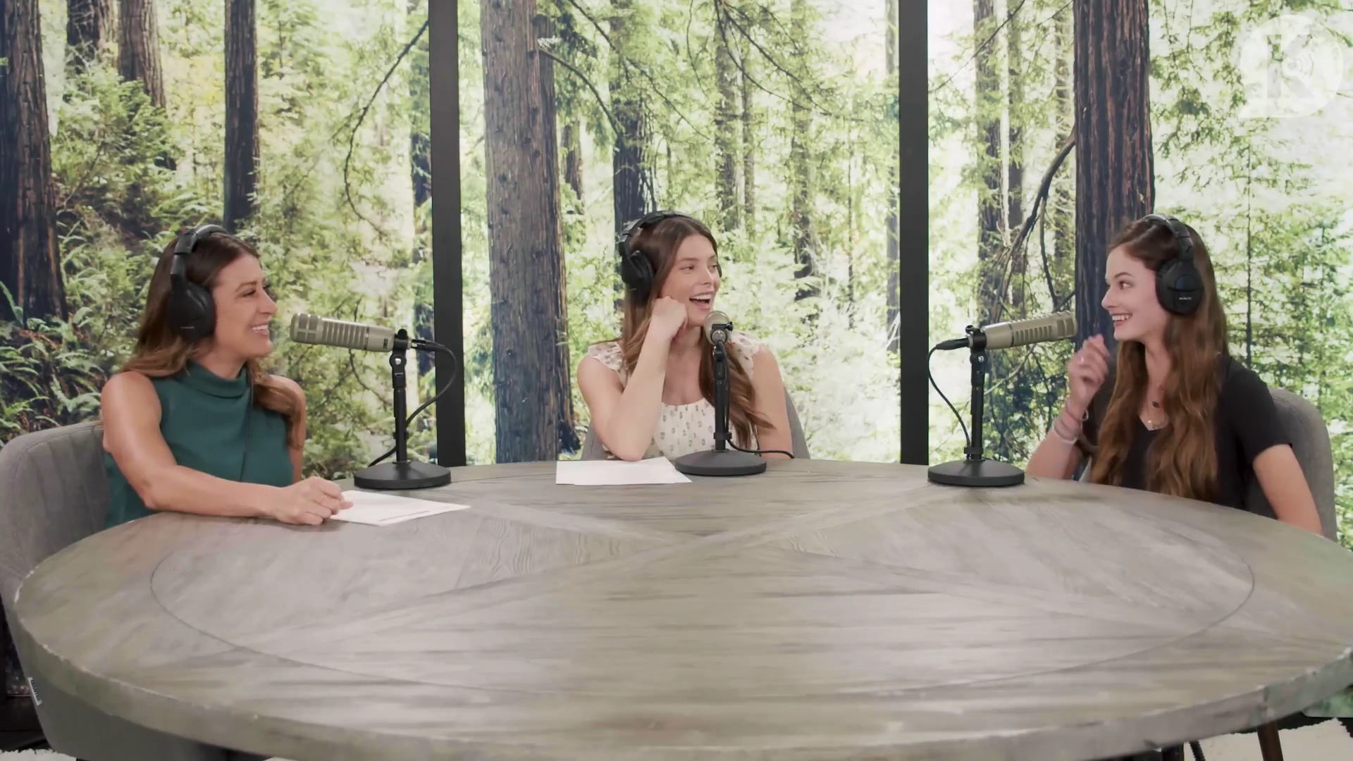 Ashley-Greene-dot-nl_TheTwilightEffect-MackenzieFoy2696.jpg