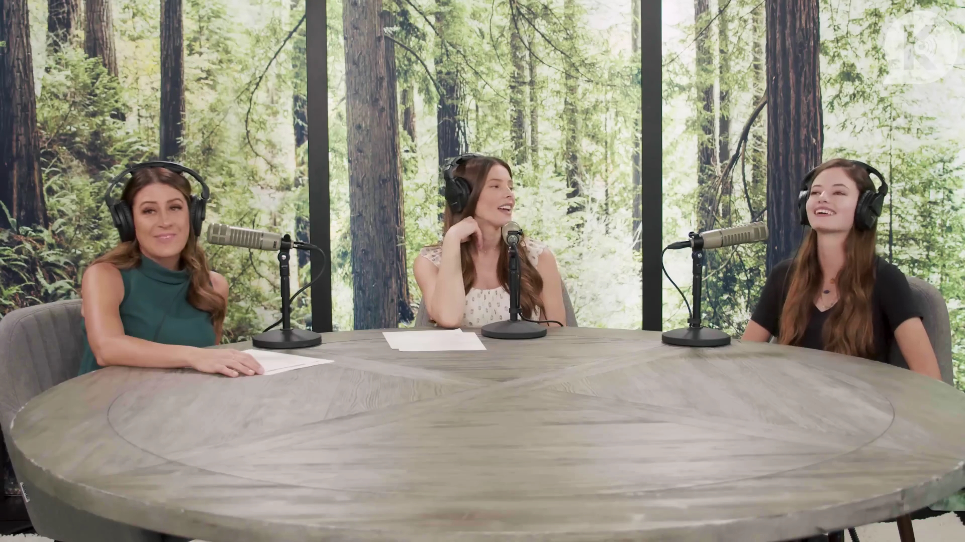 Ashley-Greene-dot-nl_TheTwilightEffect-MackenzieFoy2750.jpg