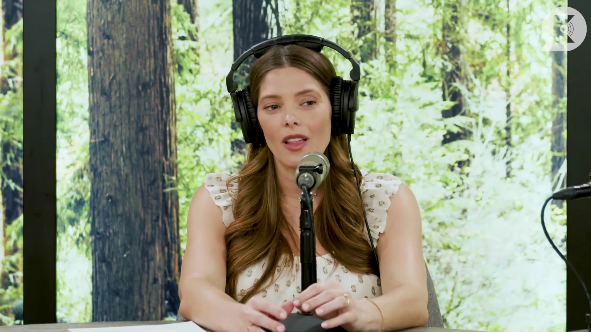Ashley-Greene-dot-nl_TheTwilightEffect-MackenzieFoy2920.jpg
