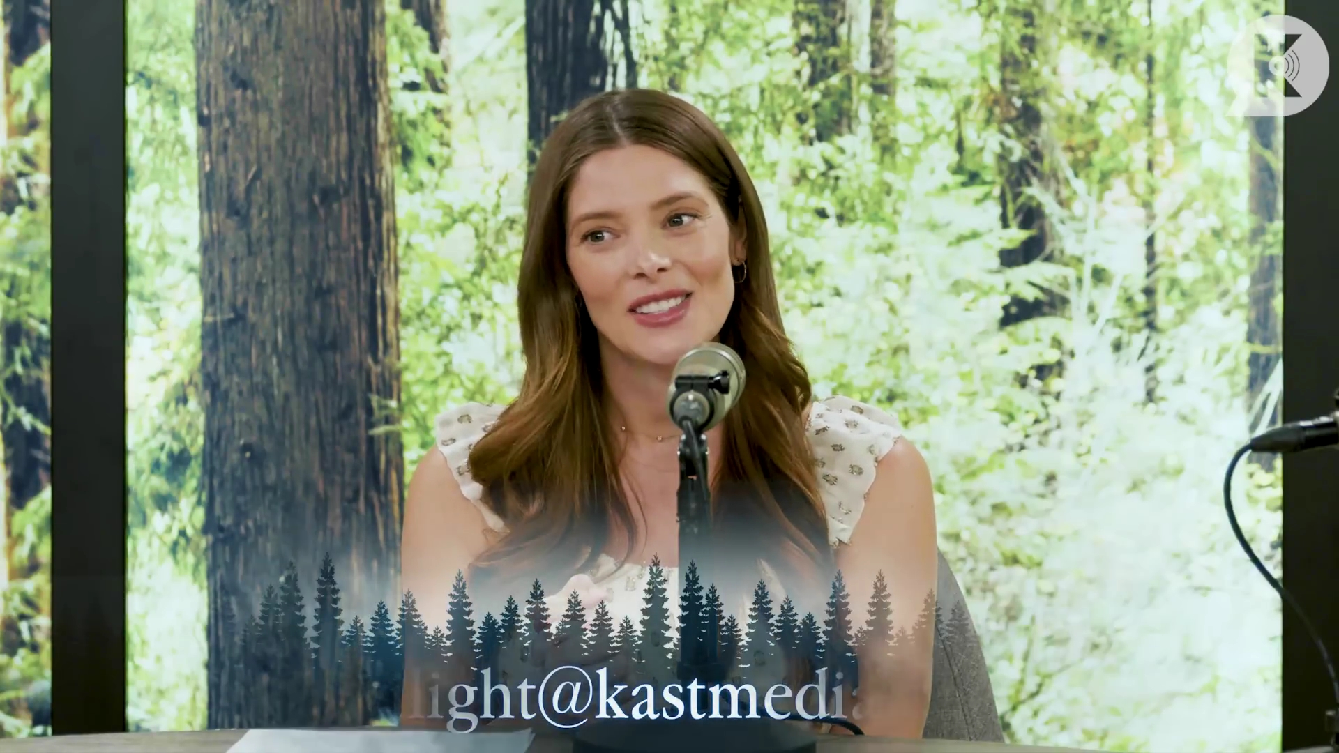 Ashley-Greene-dot-nl_TheTwilightEffect-MackenzieFoy3114.jpg